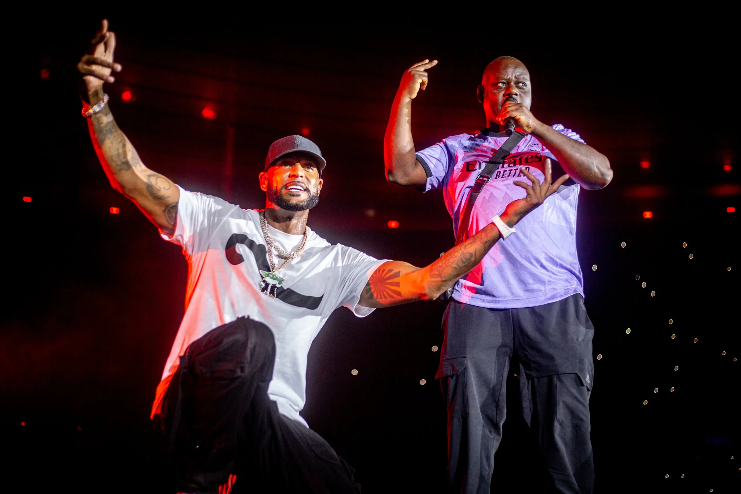 Booba sur scène au Stade de France en train de posé pour les fans après avoir inviter l'influenceur Instagram Ritchie