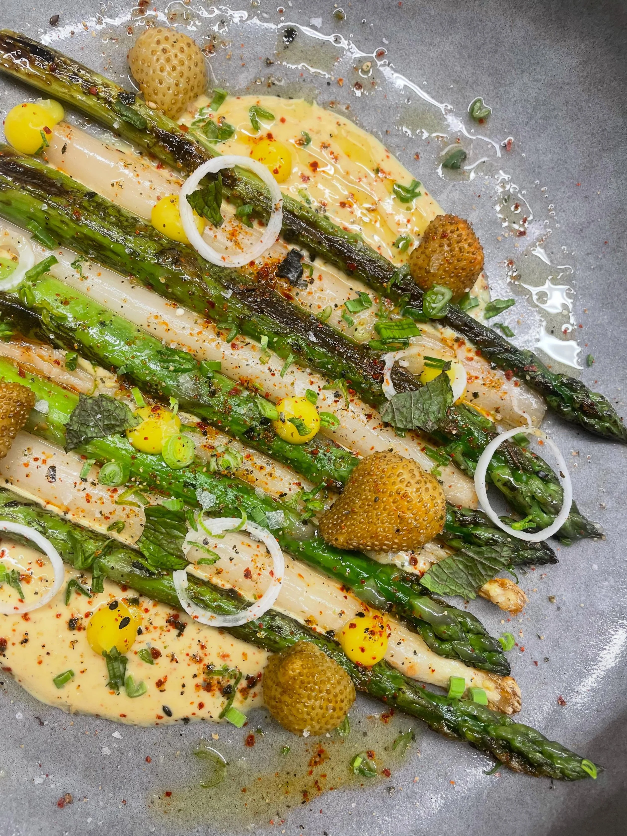 ☀️☀️☀️

New Dinner Small Plate:

Asparagus!

&bull; charred green asparagus
&bull; fermented white asparagus
&bull; vegan hollandaise
&bull; pickled green strawberry
&bull; preserved lemon gel
&bull; green garlic
&bull; furikake
&bull; Korean chile

