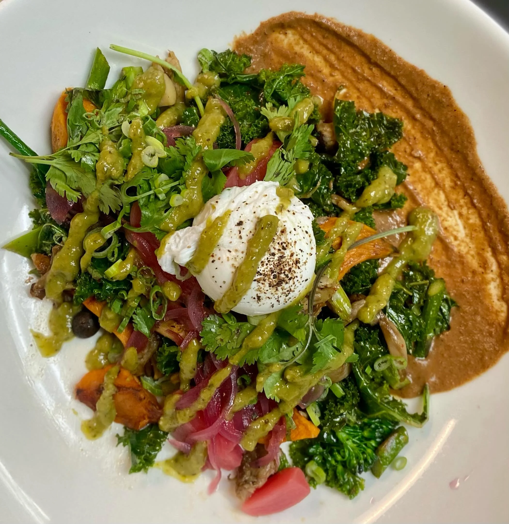 🥦🍄🫜🍠
SWEET POTATO HASH

a plate of veggies you&rsquo;ll definitely finish. 

*marinated kale
*broccolini 
*mushrooms from @pebblecreekproduce 
*pickled radish + red onion 
*house salsa verde &amp; mole
*cilantro 
*add an egg your way, tofu, pork 