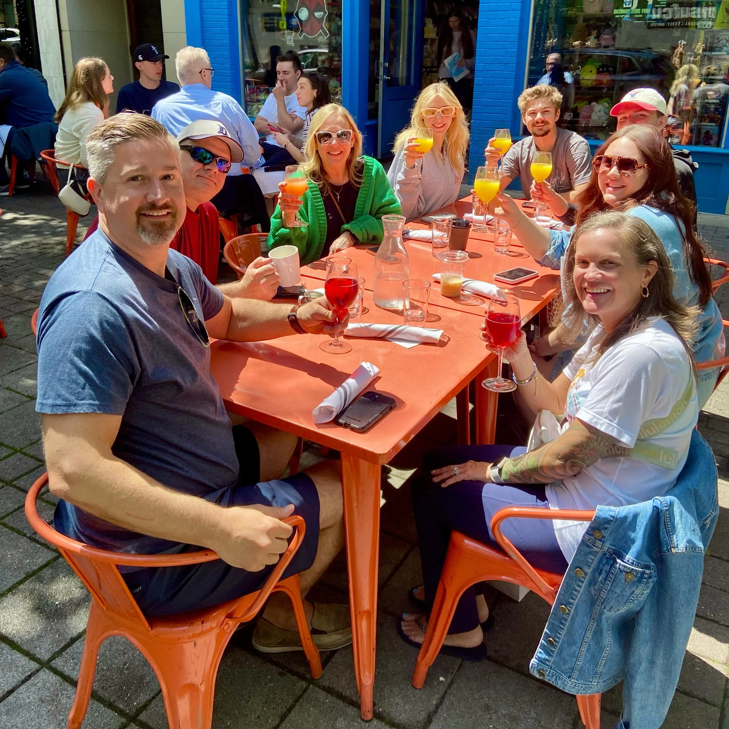 Patio. ✔️
Family. 🧡
Sunshine. 🌞
Mimosas, your choice of freshly squeezed juice. 🍊

We have this fabulous scenario for you and your pals sometime soon !