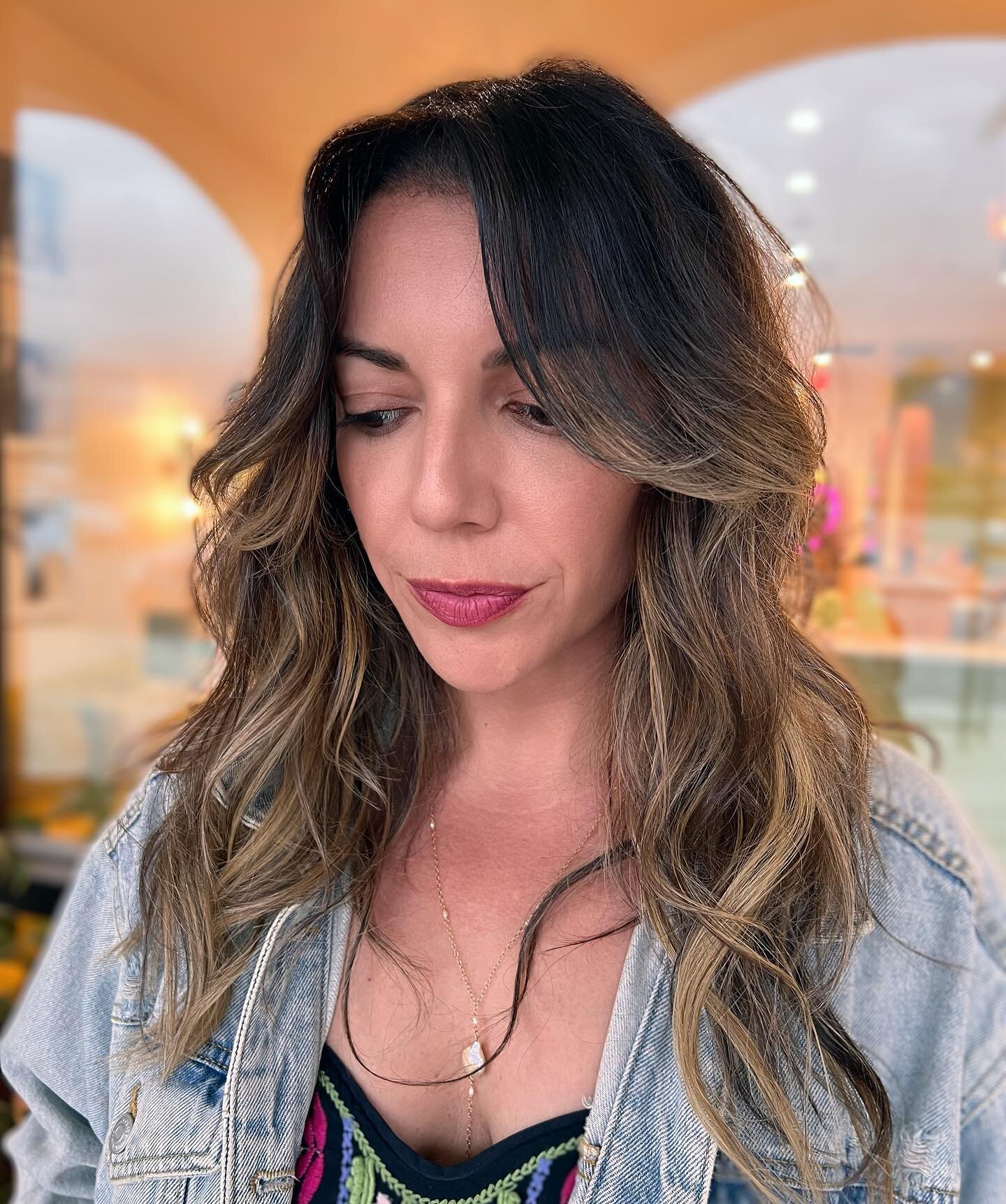 The perfect blend with one row of hand tied JZ extensions for fullness! Chefs kiss 😘 

@shanonrose.stylist