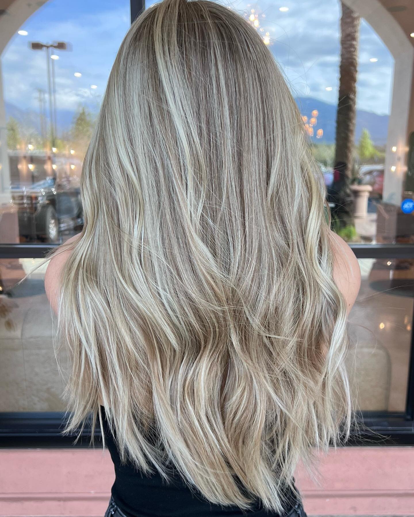 D r e a m y🌙 

By @michaelcontehair 
 
#uplandhair #uplandsalon #hair #blondie #haircolor #hairtrends #hairgoals