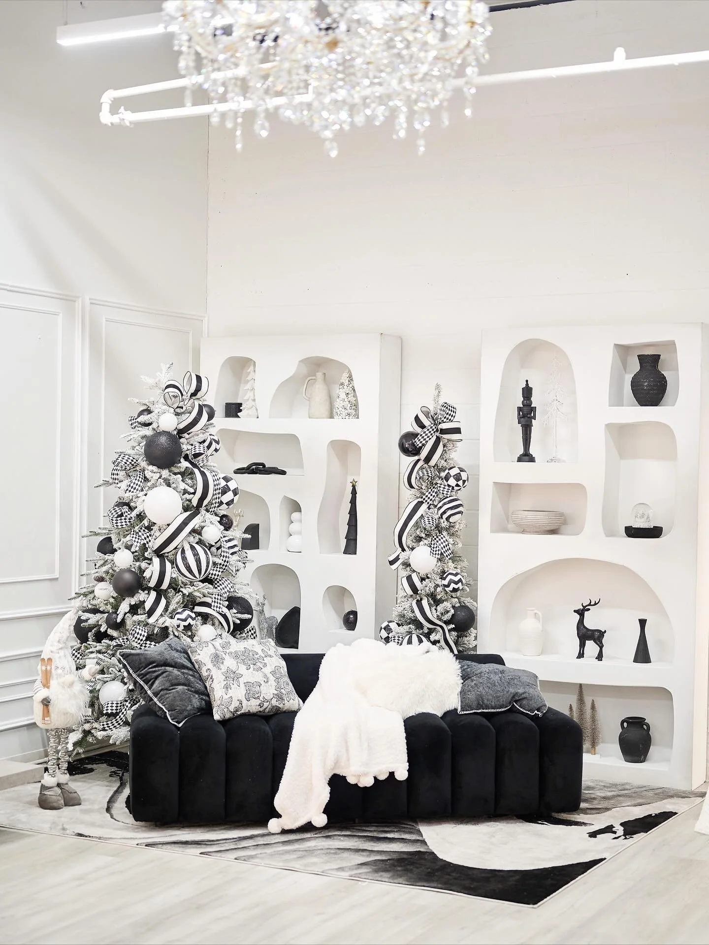 Black Tie Christmas? 
.
.
.
Trees Decor @bmanndesigngroup 
.
.
.
.

#christmasminisessions #houstonchristmasminis  #houstonchristmasphotography 
#houstonchristmas #houstonchristmaslights #houstonchristmasminisessionstudio #houstonchristmasmashphotogr