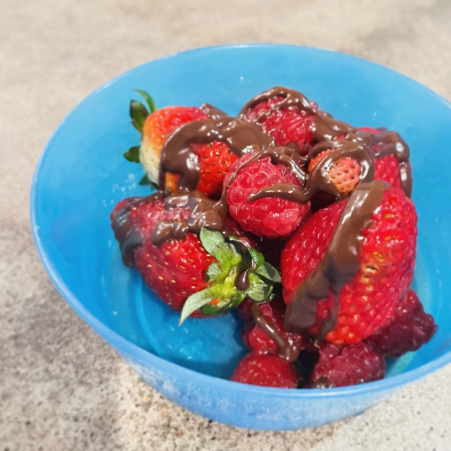 Ok, no this isn&rsquo;t what I think you should swap dessert for&hellip;. BUT! I was craving someone sweet after dinner and didn&rsquo;t need it to make me feel sluggish and like ai had overindulged&hellip;

BERRIES + ICE MAGIC = 🎉
✅ Yes I struggled