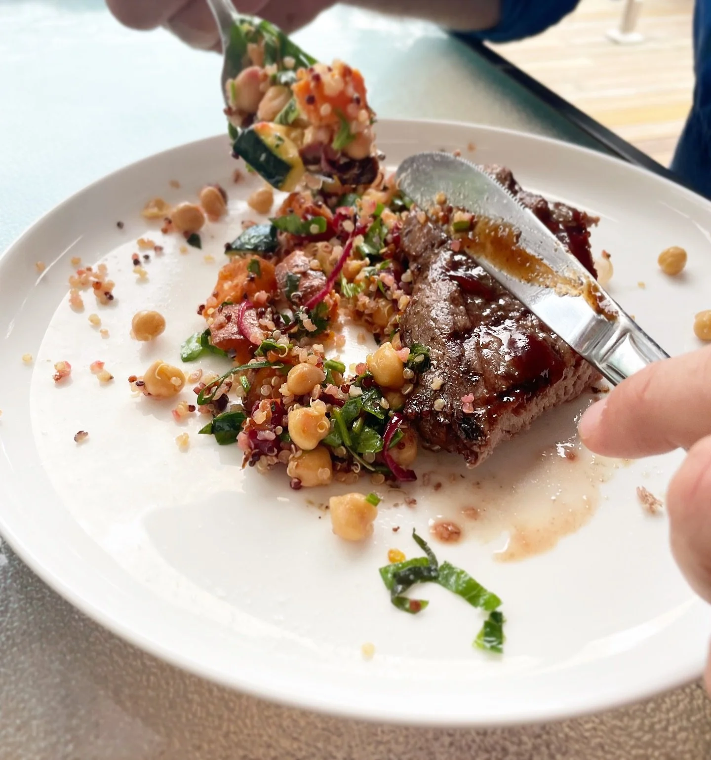 Healthy dinners don&rsquo;t have to be complex, boring or unsatisfying&hellip; here im trying to take a shot of my hubby&rsquo;s dinner and he&rsquo;s wolfing it down quicker than i can get it in focus 🙄

Recipe coming soon for the nutrient packed, 
