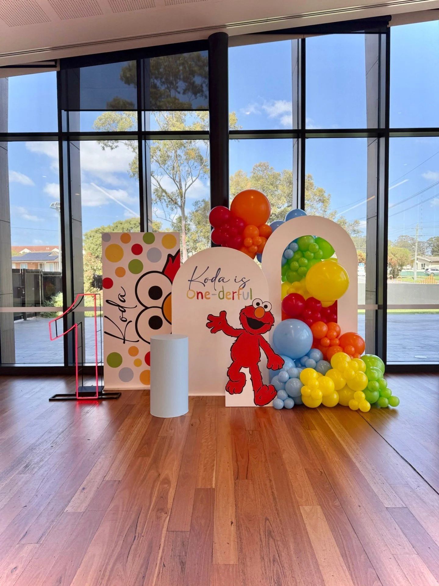 Koda is One-derful 🎉
The most colourful and fun set up celebrating Koda&rsquo;s first birthday. This set up had it all with custom printed walls, a bold and bright balloon garland, a large 1 neon sign and a life-size Elmo. What a way to celebrate tu
