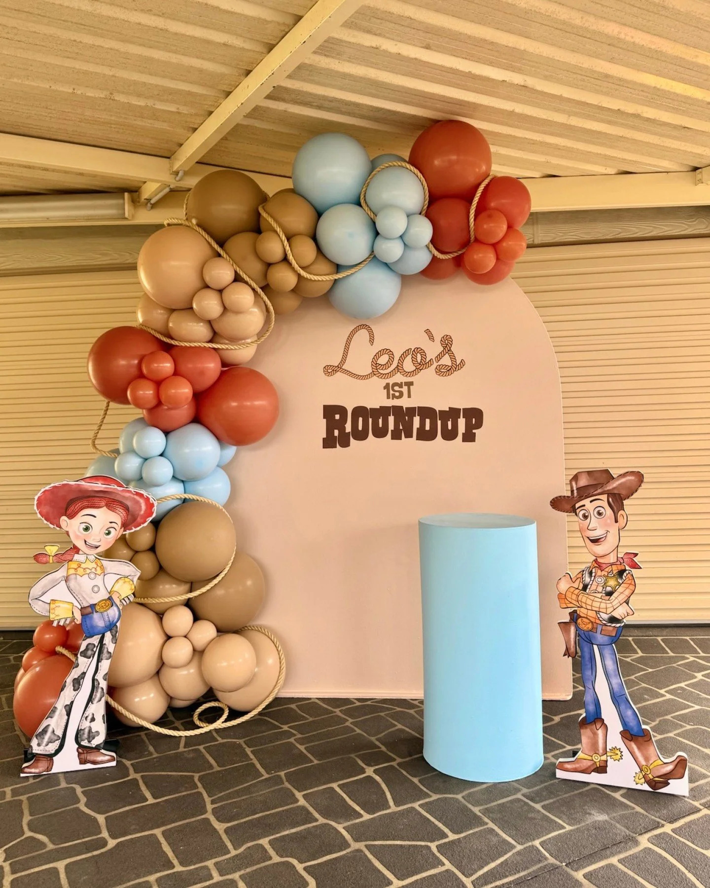 Leo&rsquo;s First Roundup 🤠
The cutest Toy Story-inspired set-up featuring both Woody and Jessie. We added rope elements to really highlight the roundup theme. Happy Birthday, Leo! ✨

Enquire now through the link in our bio to style your next celebr