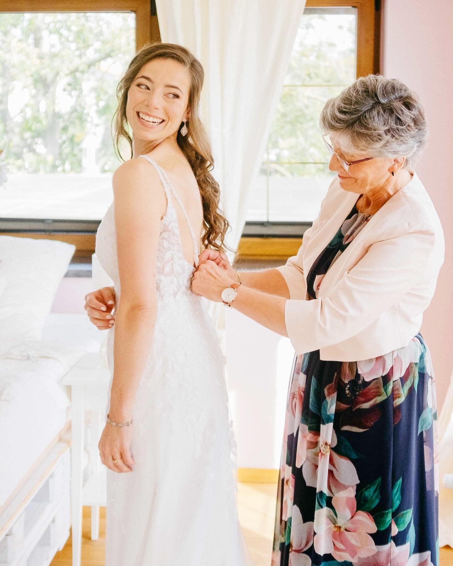 &bdquo;Die Wertsch&auml;tzung eines Menschen ist ein Danke in Form eines L&auml;chelns.&ldquo; (Maria Heidi Artinger) 🩵

#fineartwedding #absolut #empfehlenswert 
#fineartphotography #tuscanywedding #weinberge #hochzeitskleid #gettingmarried #gettin