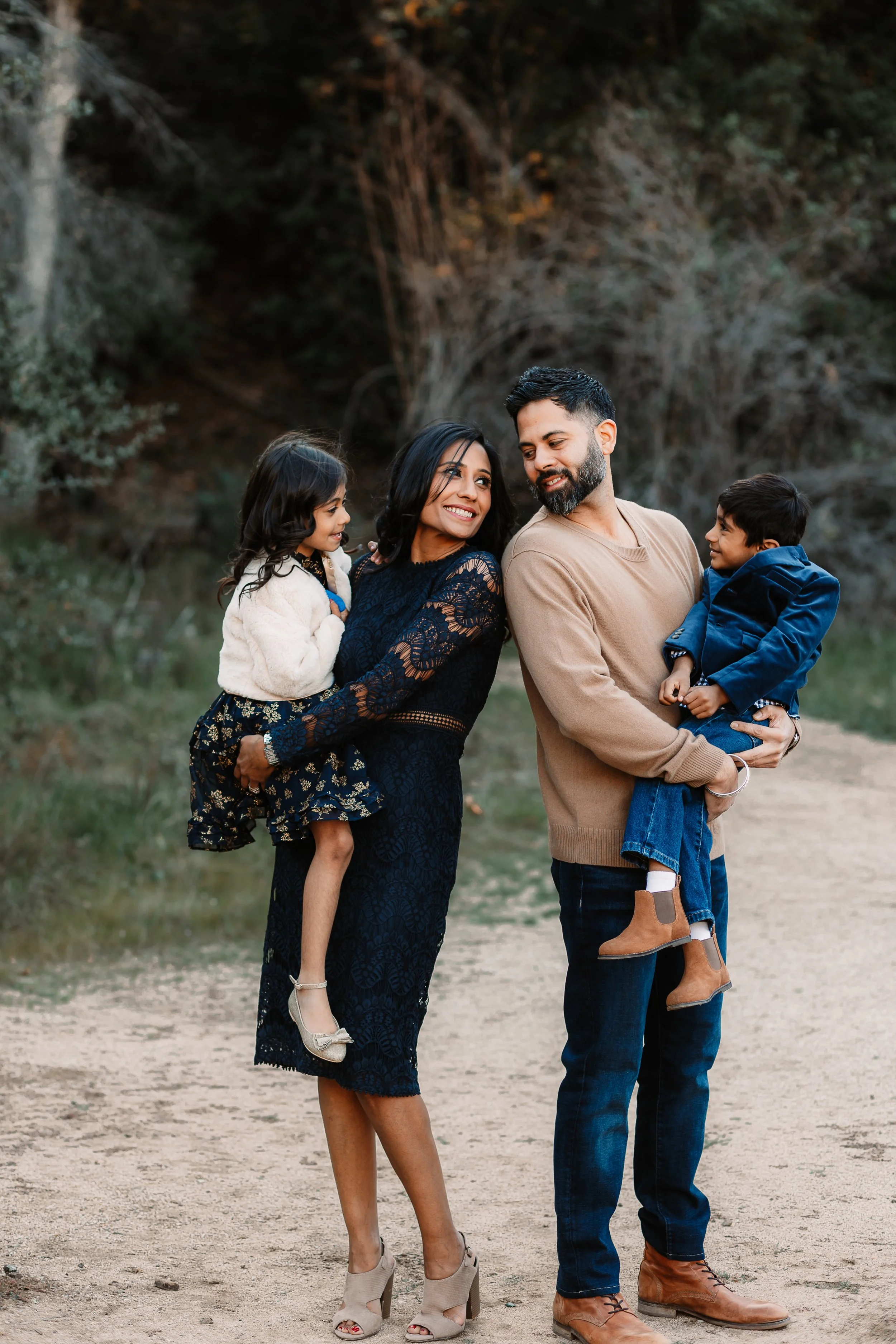 Santa Clarita Photographer - Santa Clarita Family Photographer - Santa Clarita Family Photos - this photo location is at placerita canyon nature center santa clarita california - family of 4 photos