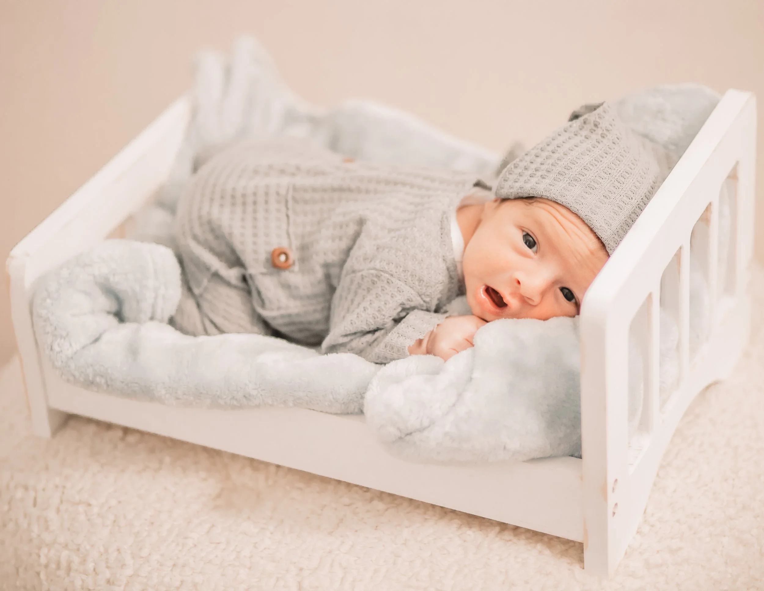 Santa Clarita Photographer - Santa Clarita Lifestyle Newborn Photographer - Santa Clarita Lifestyle Newborn Photos - this photo location is at the private home in santa clarita ca