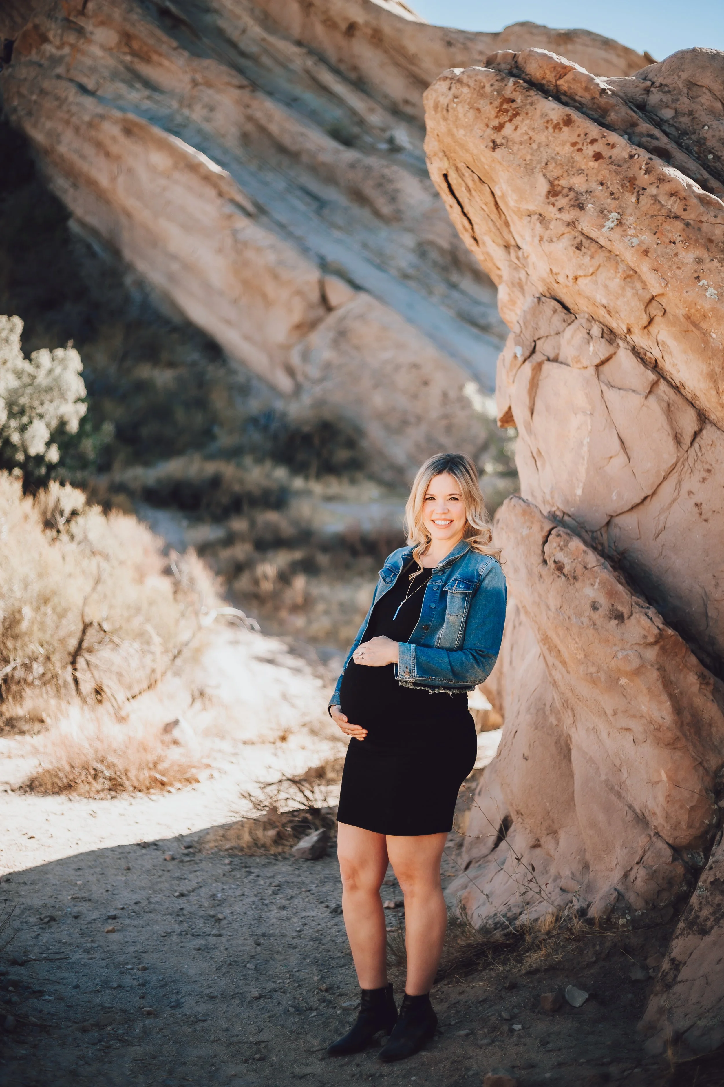 Santa Clarita Photographer - Santa Clarita Maternity Photographer - Santa Clarita Maternity Photos - this photo location is at vasquez rocks in agua dulce ca