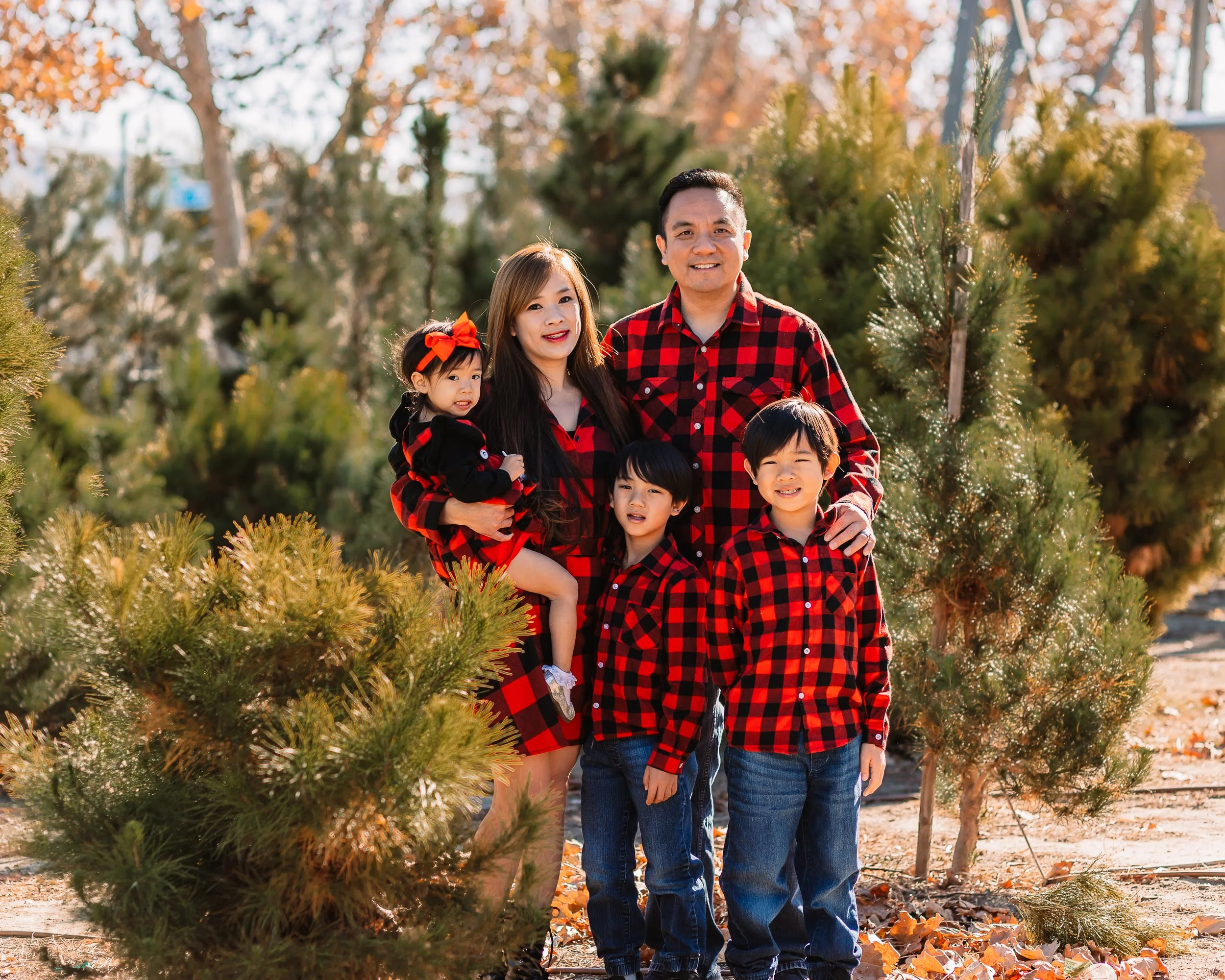 Santa Clarita Photographer - Santa Clarita Family Photographer - Santa Clarita Family Photos - this photo location is at christmas tree lot