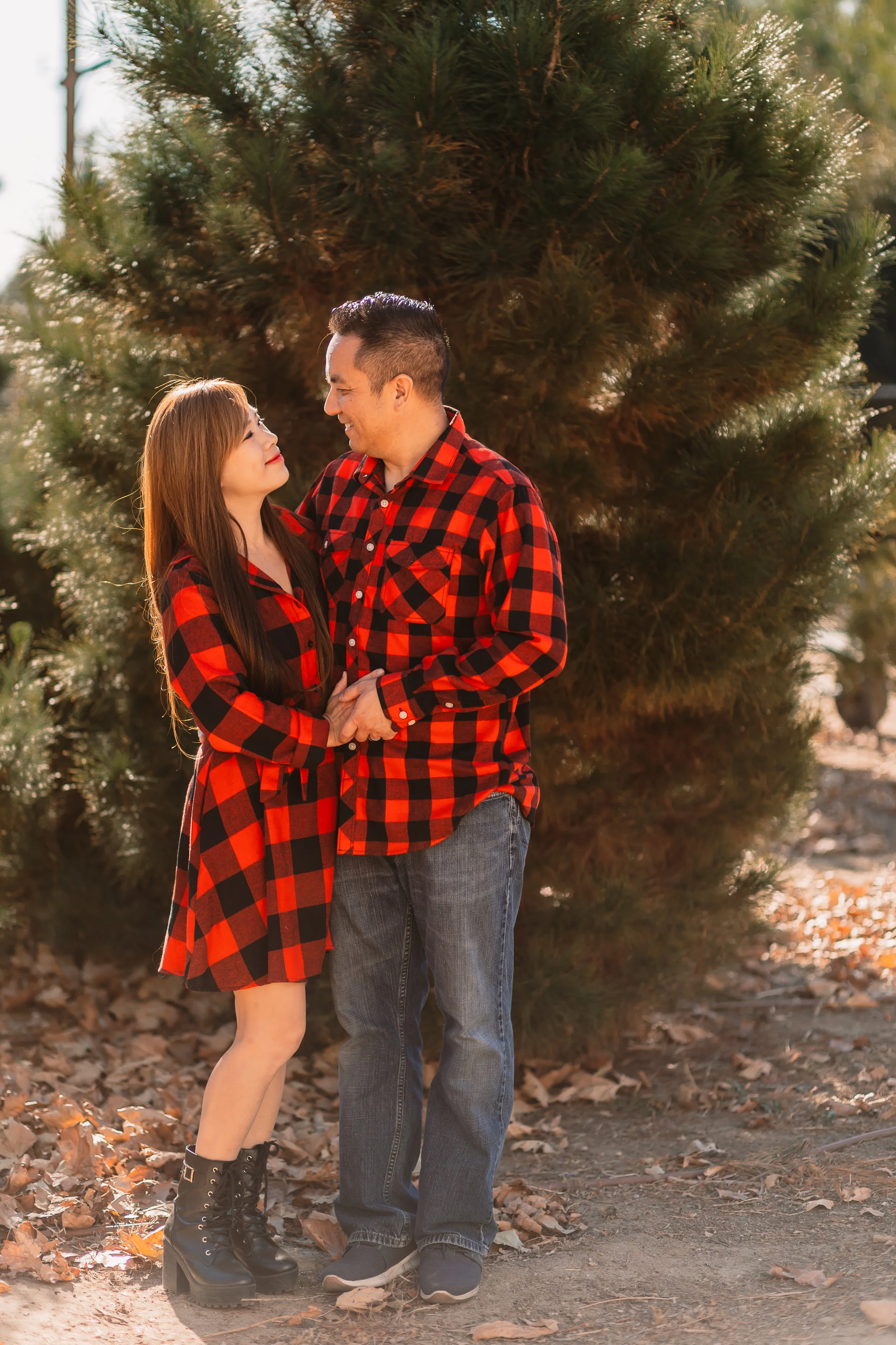 Santa Clarita Photographer - Santa Clarita Family Photographer - Santa Clarita Family Photos - this photo location is at christmas tree lot