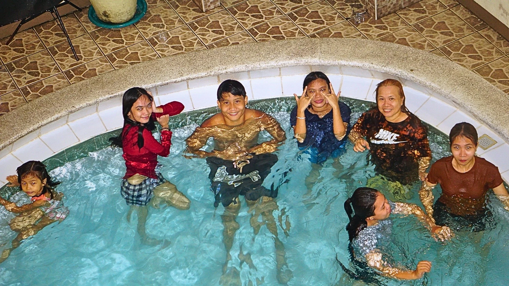 🔥 WALK-INS OPEN TODAY at CARLMIG HOMES 🔥
No booking? No problem. You can be splashing in a private pool and belting out karaoke bangers within the hour.
Here’s EXACTLY what you get when you walk through our door:
🏠 2 Aircon Rooms • 10 B