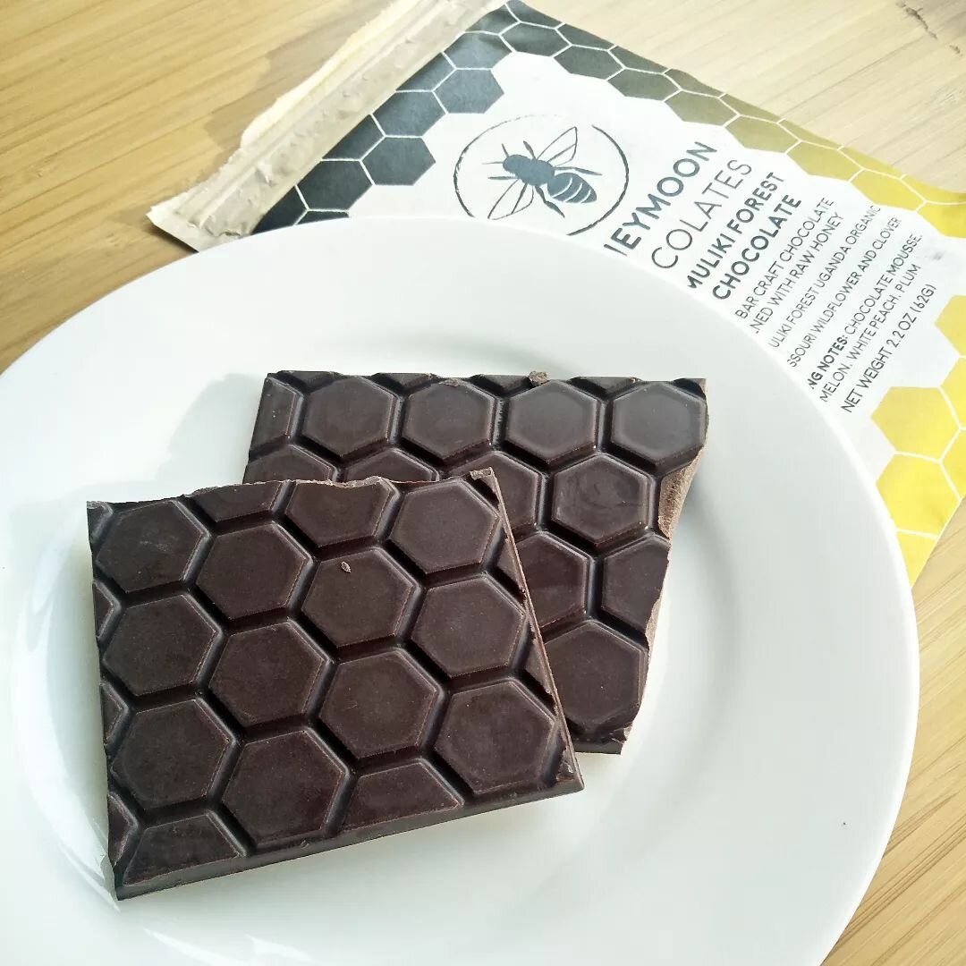 Flight of the bumblebee 🐝

Let's take a trip to @honeymoonchocolates in Clayton, Missouri, and try some craft chocolate from the American heartland. They suggest the tasting note of 'white peach', so that's a very 'Tangential' link for the Tasting T