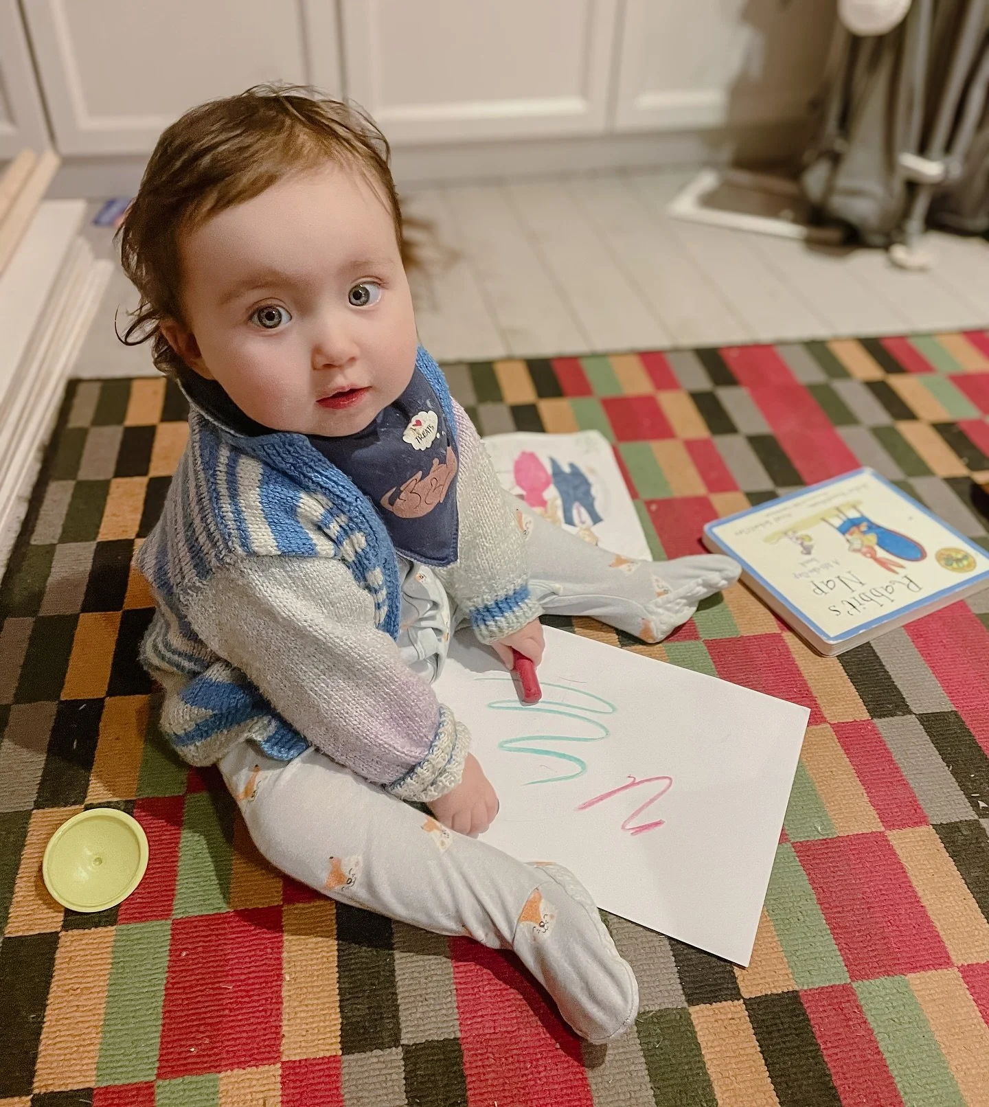 π¨Future artist alert π¨ππΌ
….right before she started to eat the crayons, but hey that’s studio life ποΈ π
I love to have Pearl out in the studio with me, it’s hard to get anything done when she’s popping around but we&r