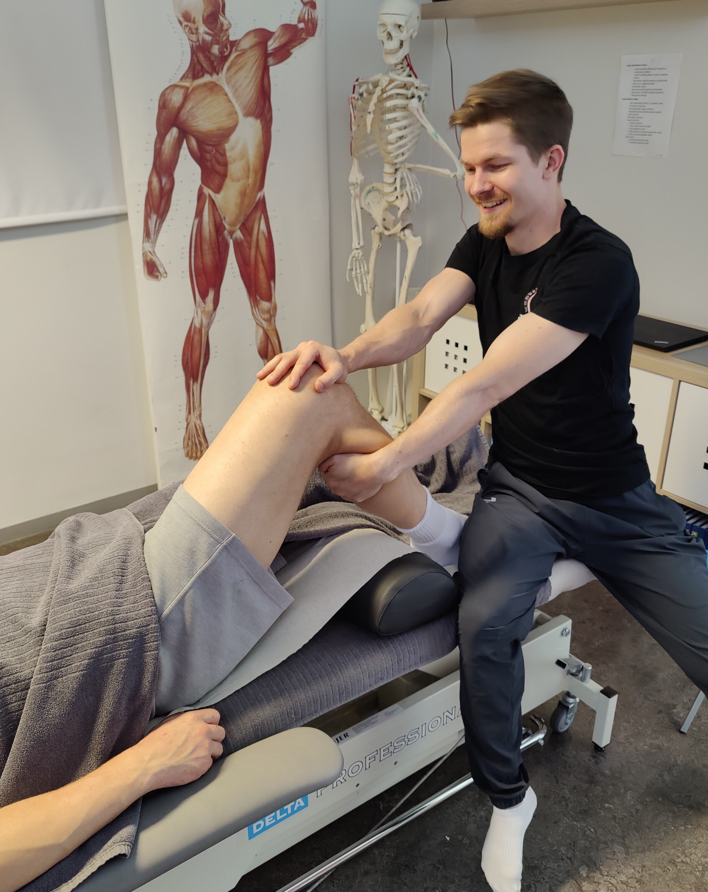 Fysioterapeutti suorittaa pohjelihasten pehmytkudoskäsittelyä ja hierontaa asiakkaan juoksuvaivan hoidon yhteydessä. Pohkeen lihakset ovat keskeisessä roolissa pystyasennossa liikuttaessa esim. juostessa tai loikkiessa. Kuva Joensuun Hierojakoulusta,