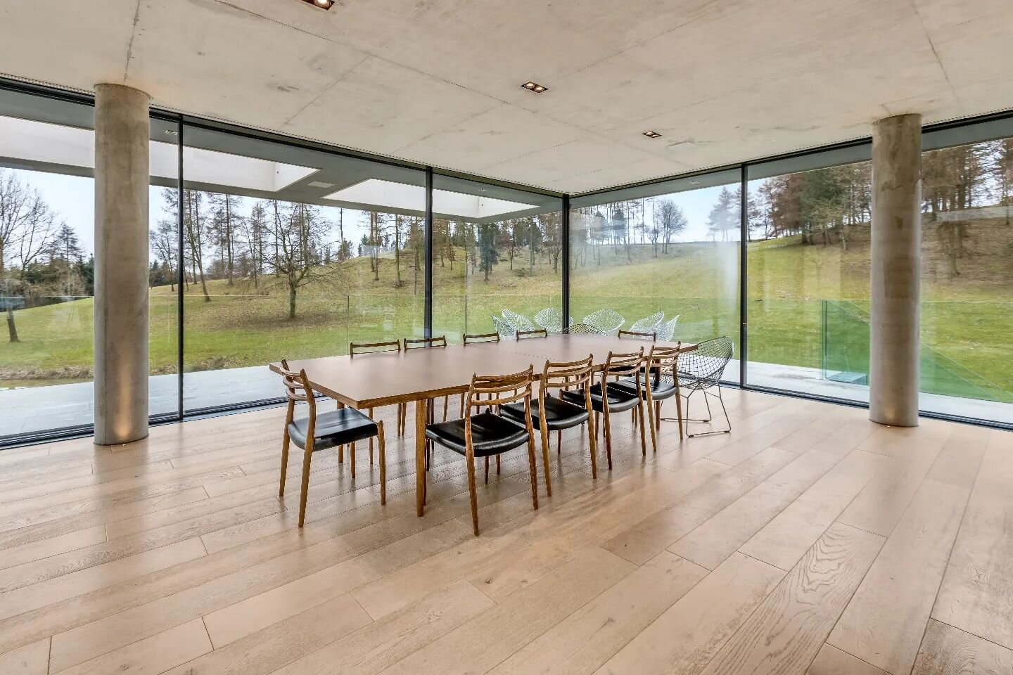 Imagine dining here while looking out across the valley at the deers roaming...

#diningtable #luxurydining #luxuryinteriordesign #luxuryinteriors #interiorarchitecture #modernarchitecture #glazing #countrylife #countryliving