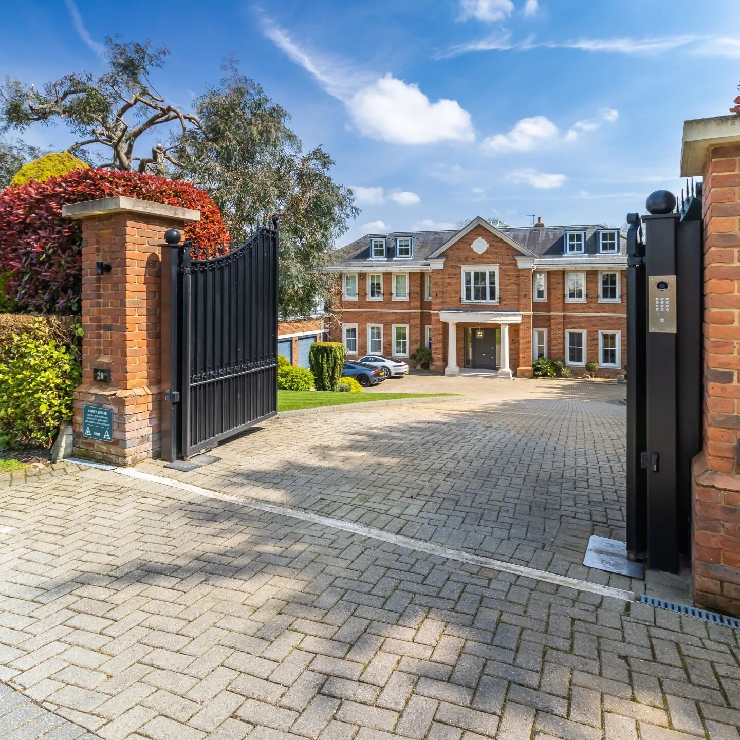 A property with such grandeur and an amazing family home 😍 

&pound;6,750,000 with Savills on the Crown Estate in Oxshott
