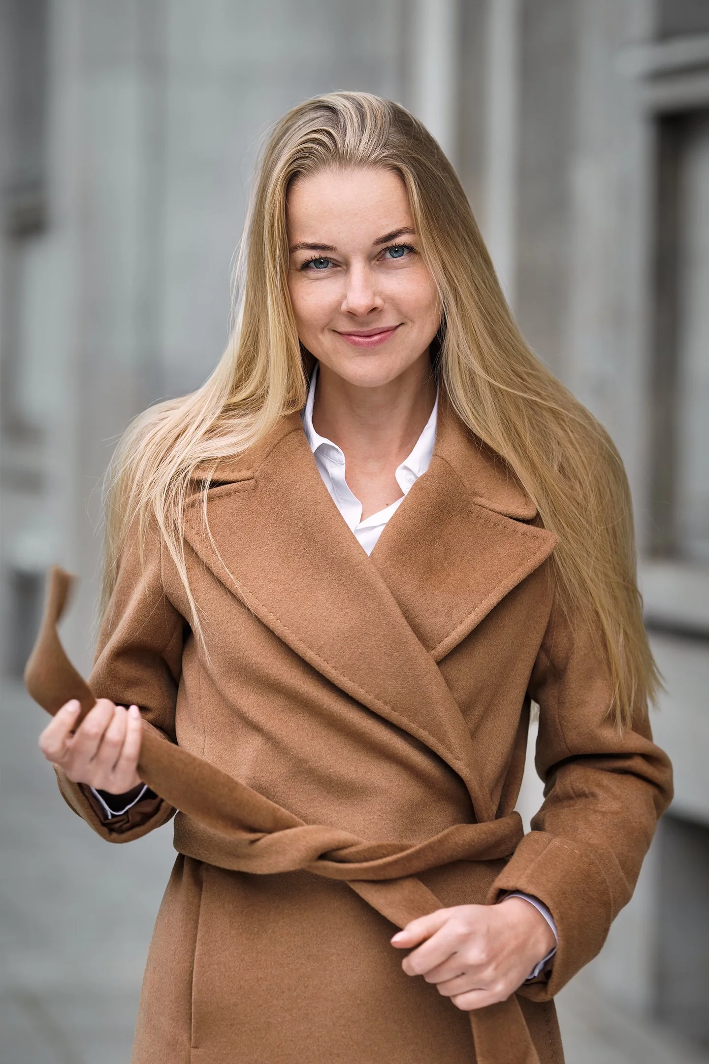 Nele Marisa von Bergner, Schauspielerin und Model aus Hamburg, lächelnd im camelfarbenen Mantel
