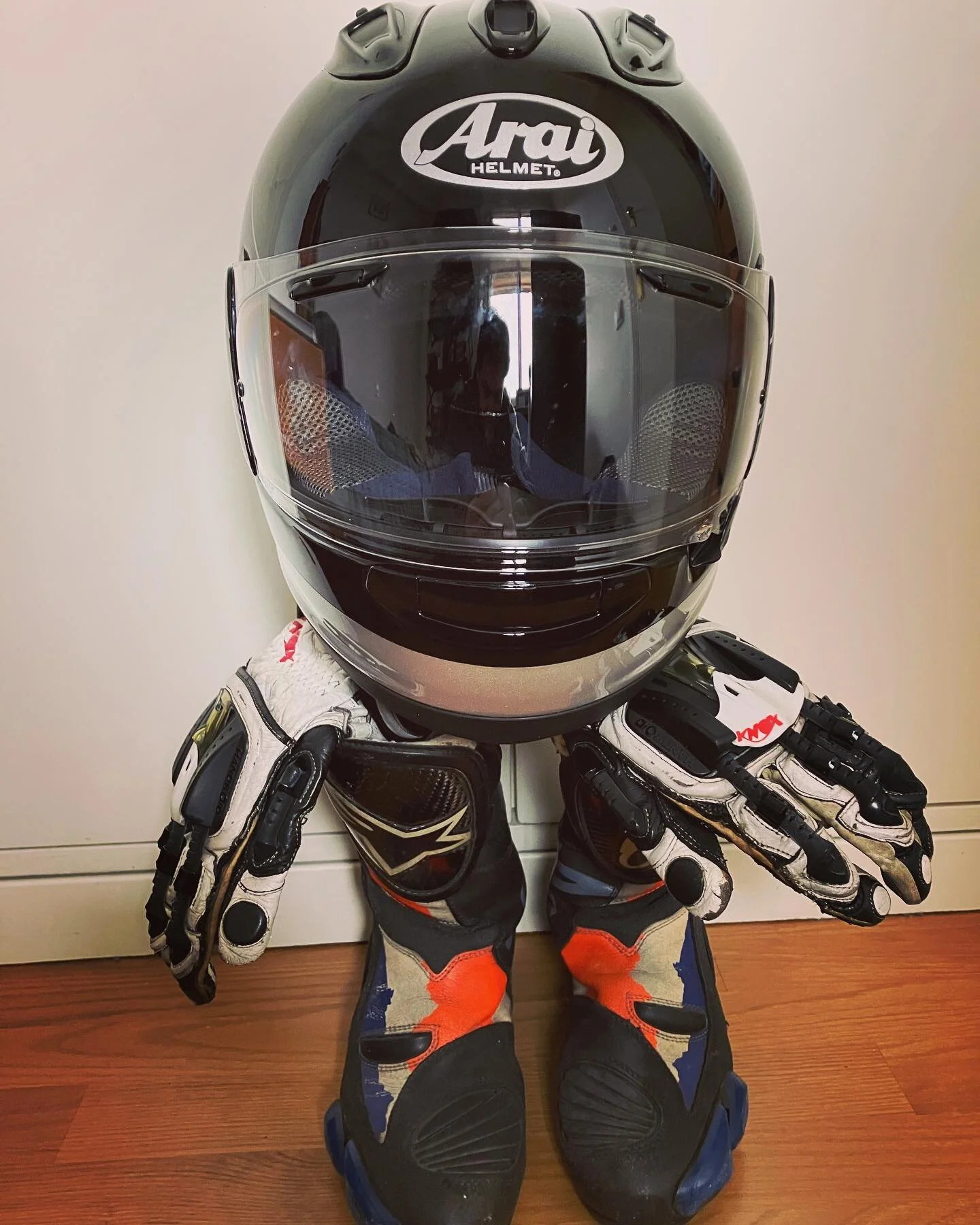 Preparando los juguetes @araihelmets @araieu @alpinestars @knoxarmour