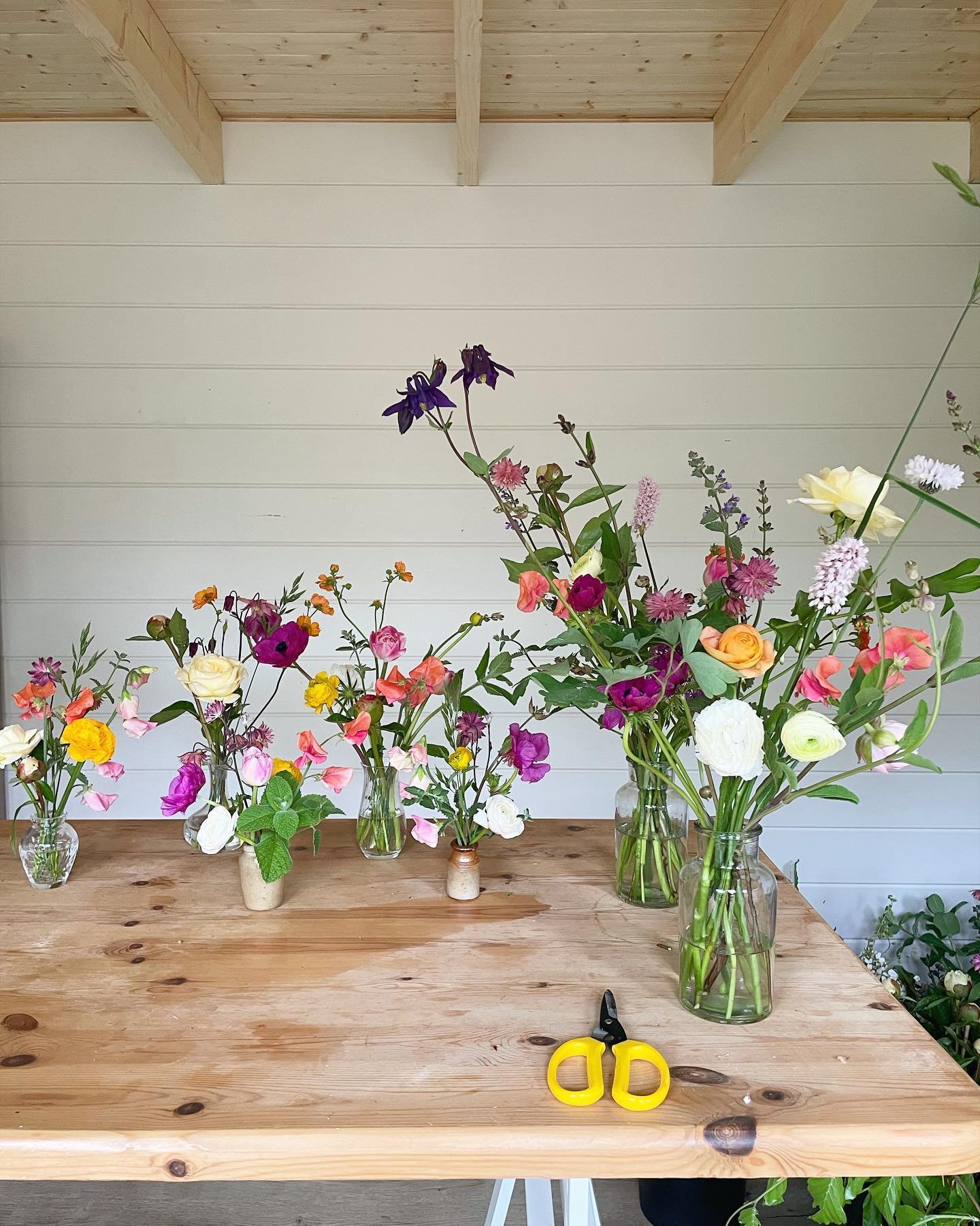 Studio scenes 🌸

&bull;

Wild and wonderful bud vases full of British flowers from @sidnyeflowers @sowpretty_flowers @flowersbyclowance 🌿