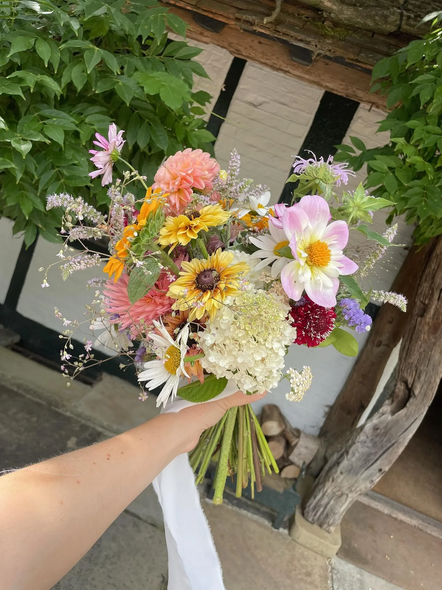 Summer flowers for H&amp;S 🌻🌻

Using the most beautiful British flowers from @bigfieldflowers @chalkfarmflowers @littlepinkgarden @froggettsfarmflowers @holmbushflowers 💕