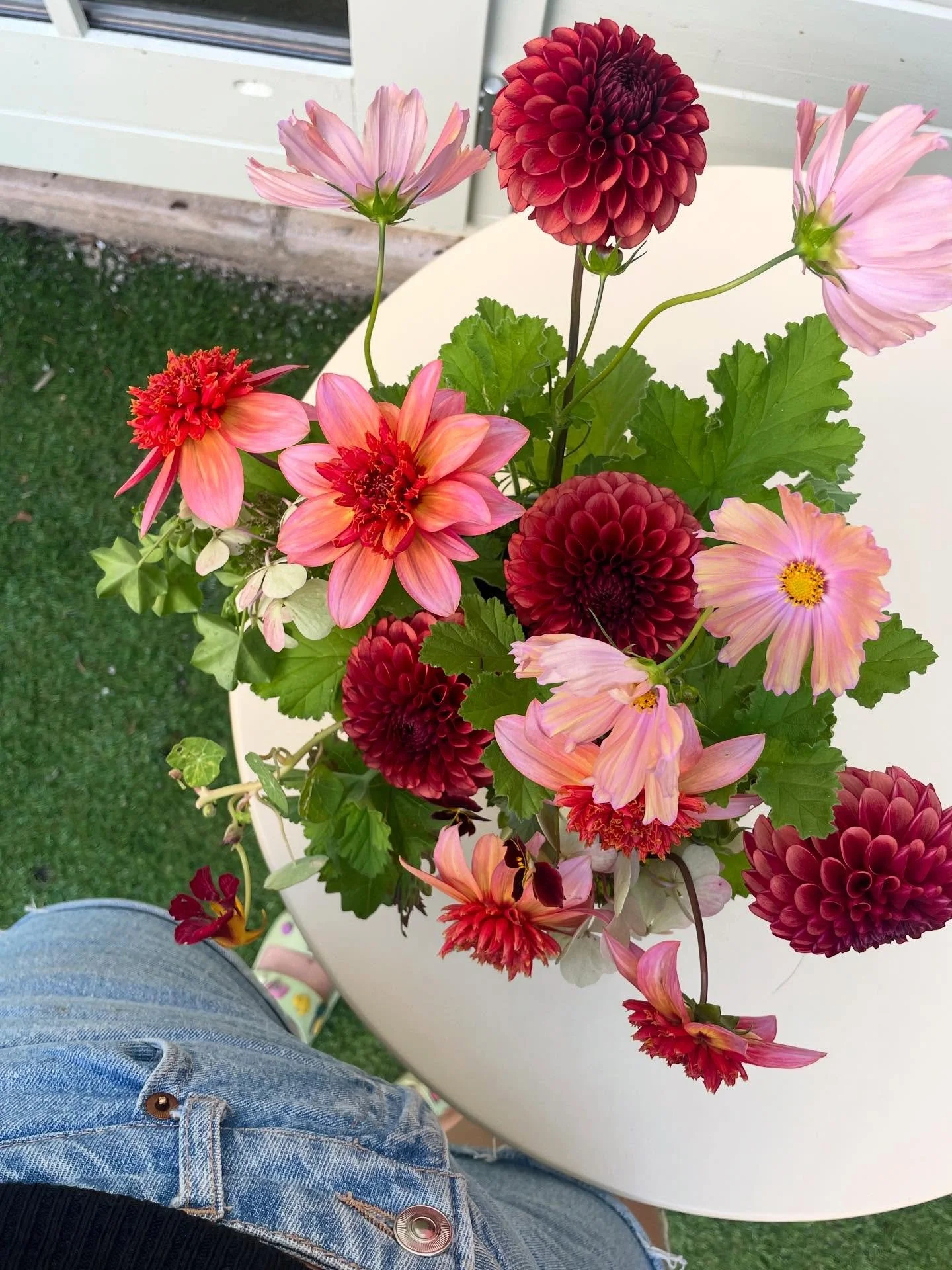 Late summer garden flowers 🍎🍓🌱

Using my beautiful urn from @emmahiltonceramics 🥰

Flowers:
Dahlia copper boy
Dahlia totally tangerine
Attar of roses
Hydrangea 
Viola brushstrokes 
Nasturtium 
Cosmos apricota 
Trailing Geranium