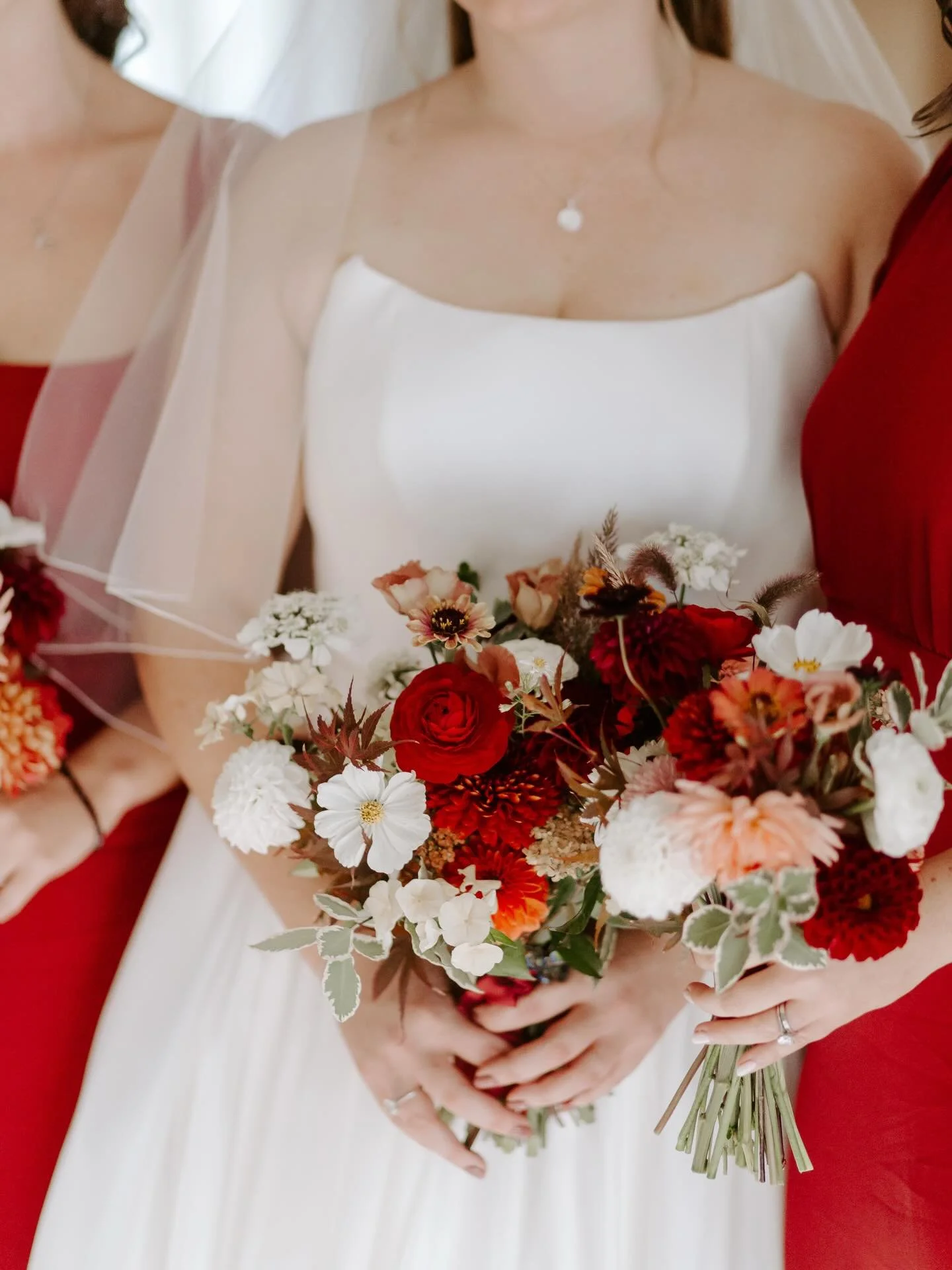 Bouquet montage ❤️

&bull;

Photographer- @studiorougephotography 
Venue- @wasingweddings 
Flowers- @paperandsprig
