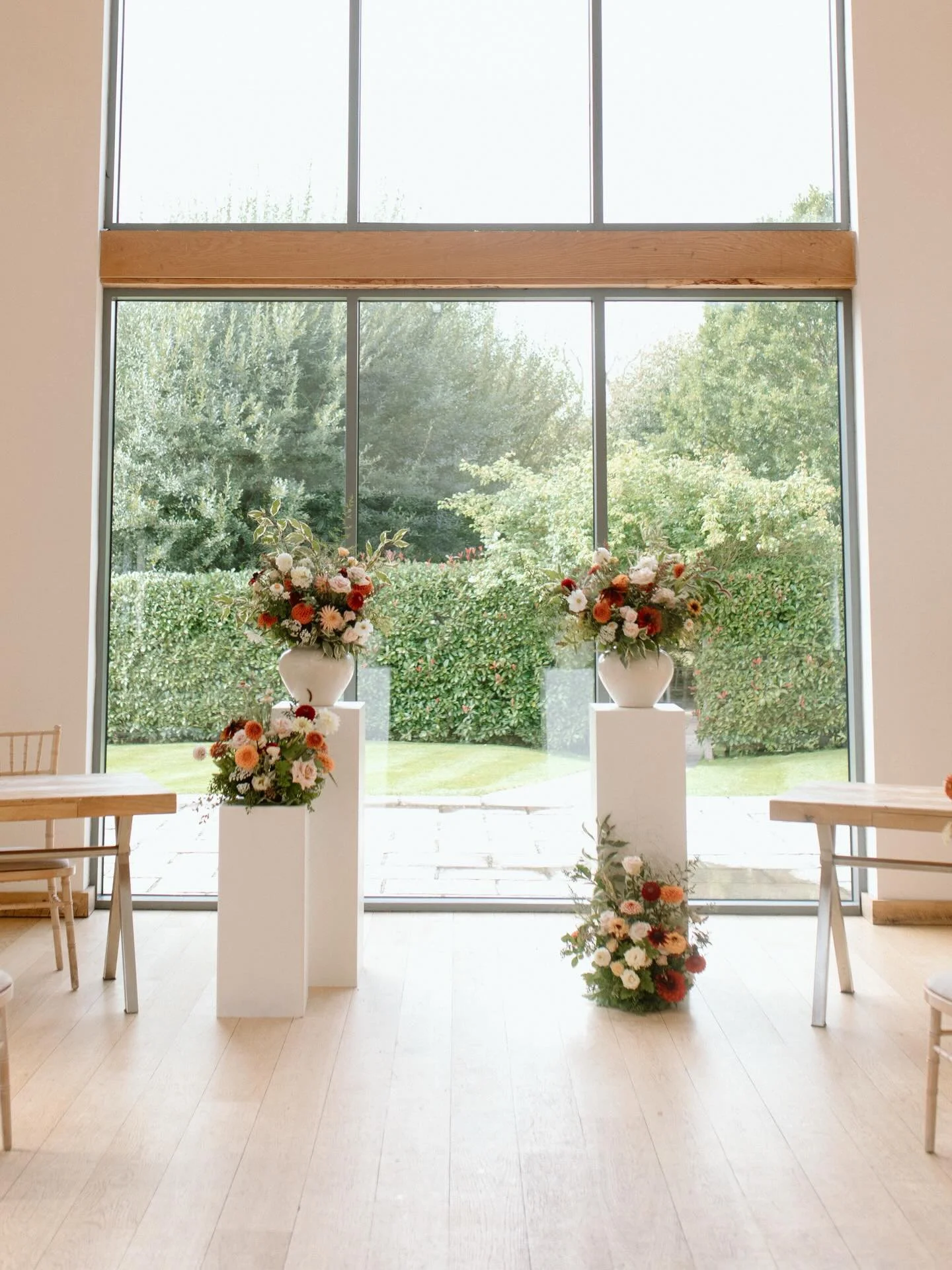 From Ceremony to dining 🧡 

&bull;

Venue- @millbridgecourt 
Caterer- @kalmkitchenltd 
Photographer- @natalyjphotography 
Flowers- @paperandsprig 
Flowery freelancer- @rosariaflowers