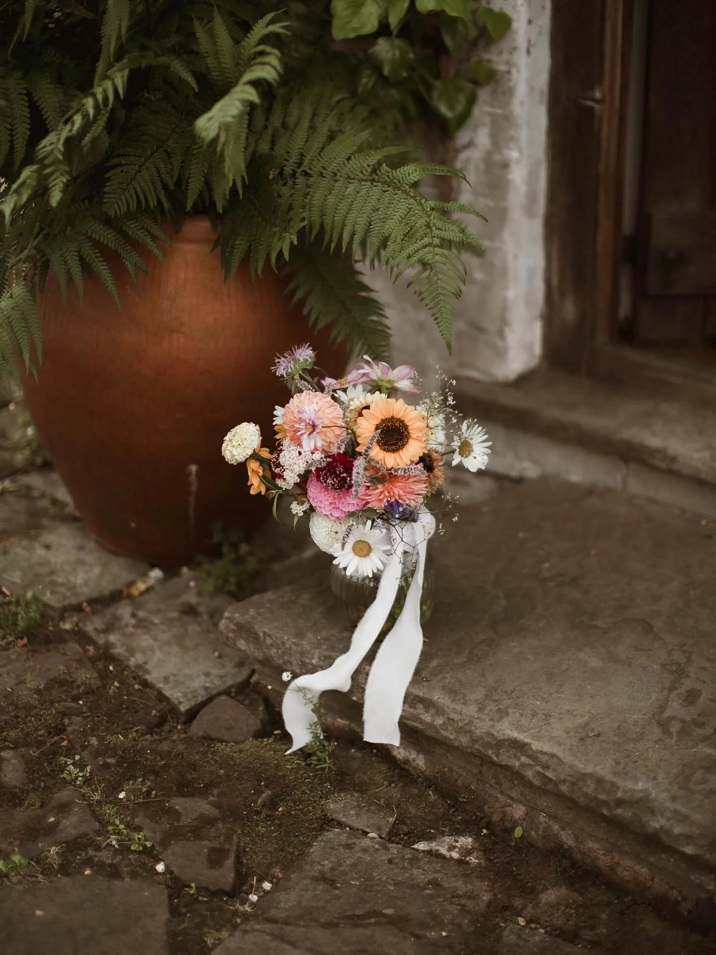 A little bunch of sunshine 🌻

&bull;

Photography @thespringles 
Flowers @paperandsprig 
Venue @ridgefarmsurrey 

&bull;

British flowers from @bigfieldflowers @chalkfarmflowers @littlepinkgarden @froggettsfarmflowers @holmbushflowers 💕@the_homegro