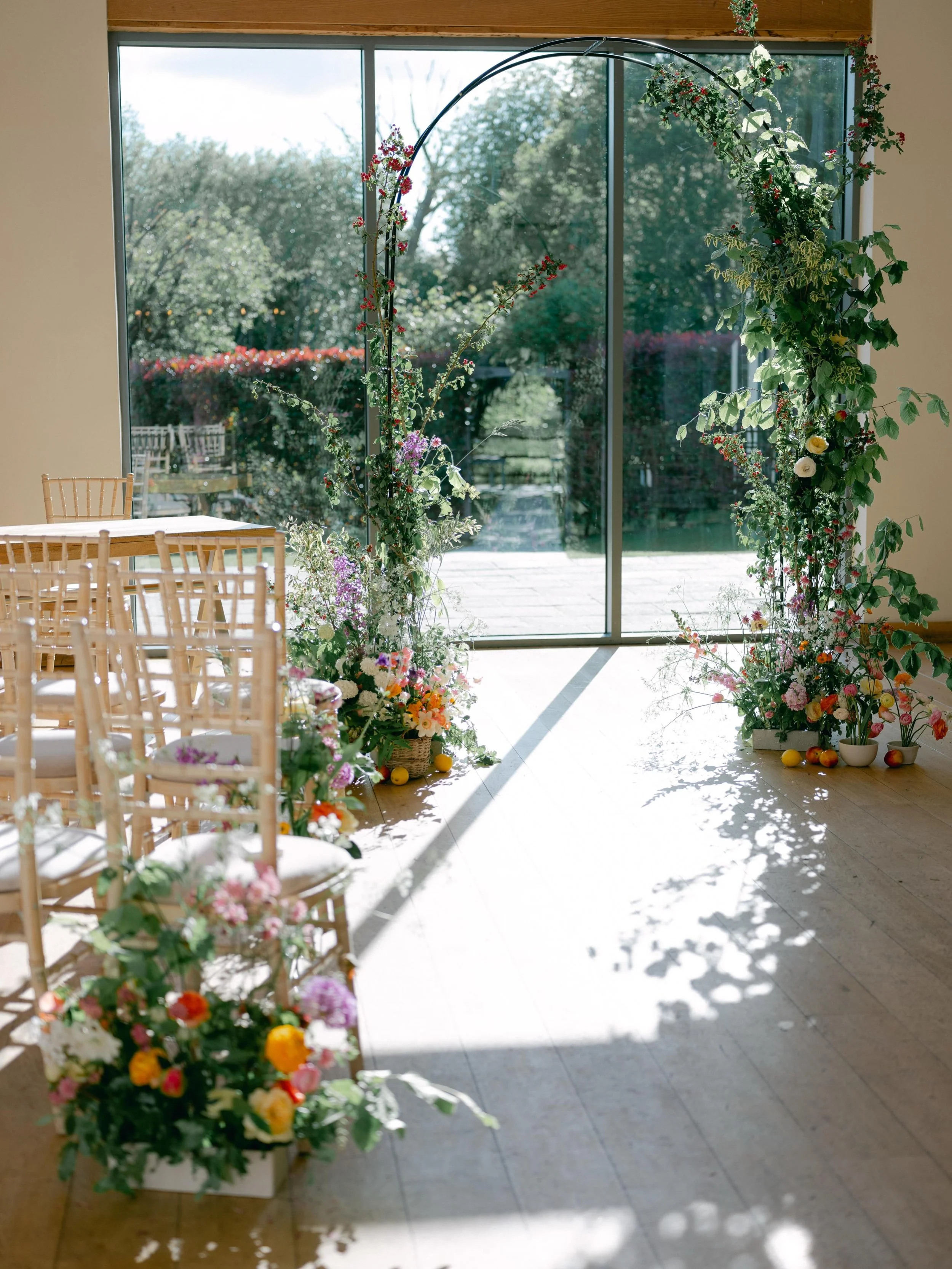 Two years since this gorge day at @millbridgecourt 🍓🍊🌸
One of my favourite designs with such beautiful light☀️

Photos by @catherinecarter.weddings 🤍
