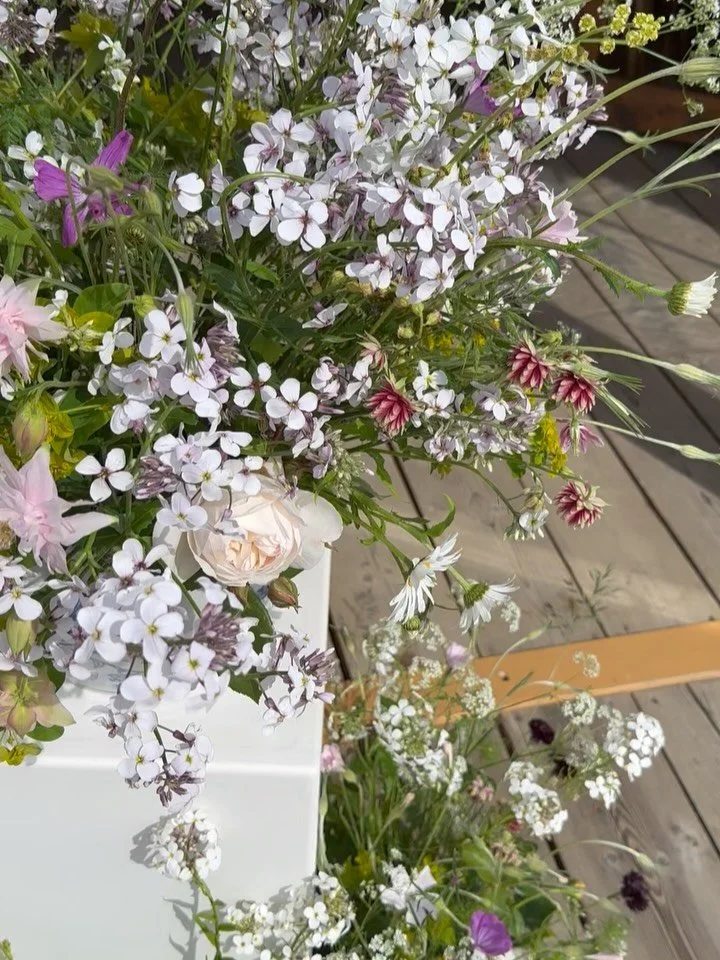 Meadowy May flowers at @fallowmeadowevents 

All British flowers from @fallowmeadowevents and @sidnyeflowers 🤍