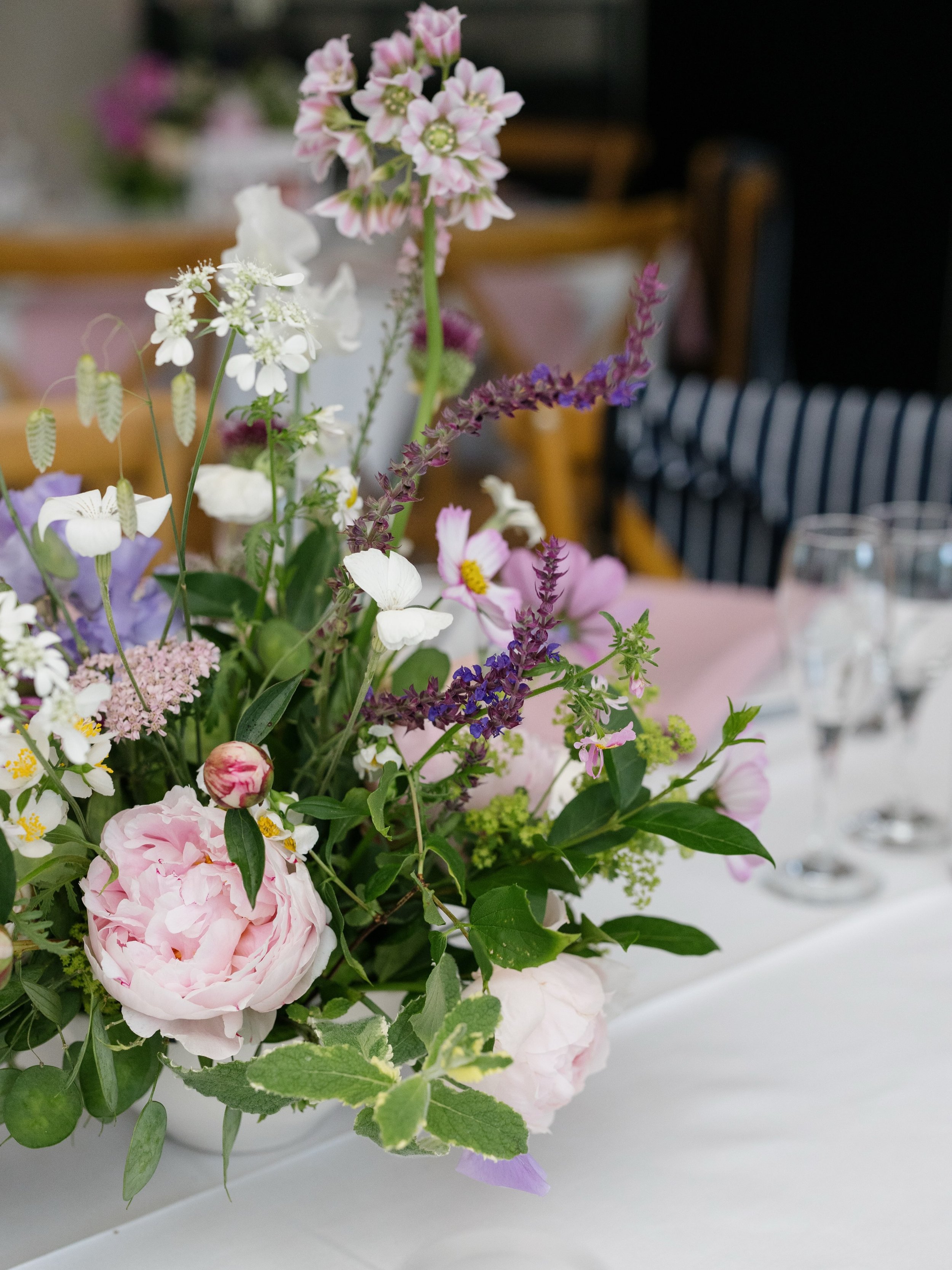 Details from C&amp;Cs day 💕🌸🤍🪻🌱

&bull;

Photography- @lauraevephotography 
Venue- @ridgefarmsurrey 
Florist- @paperandsprig 
Flower freelancers- @madewithgracefloraldesign @featureflorals 
British flowers- @flowerhubgatwick @homesteadflowers.uk