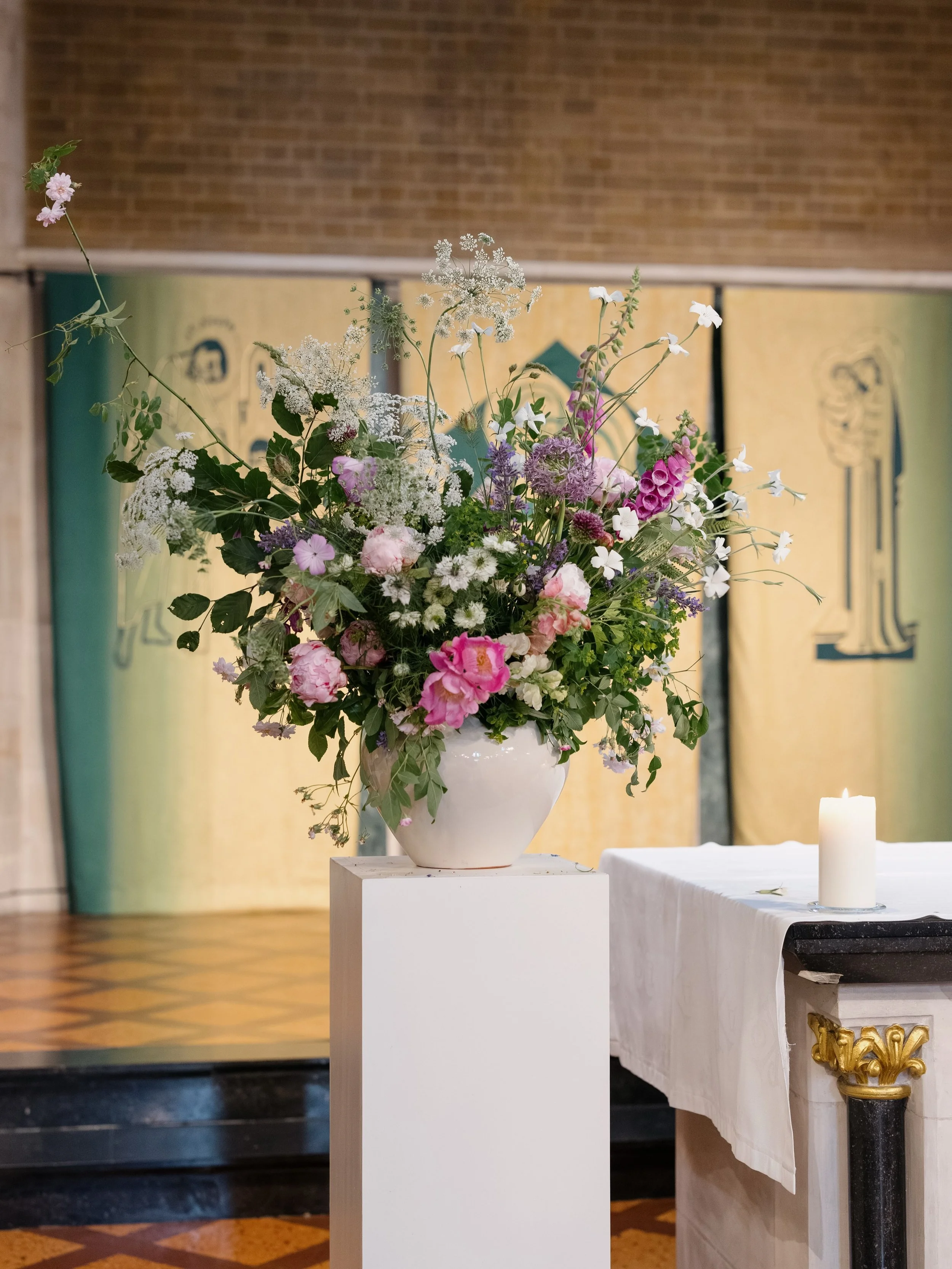 A natural urn display- repurposed for the seating plan ❤️

&bull;

Photography- @lauraevephotography 
Venue- @ridgefarmsurrey 
Florist- @paperandsprig 
Flower freelancers- @madewithgracefloraldesign @featureflorals 
British flowers- @flowerhubgatwick