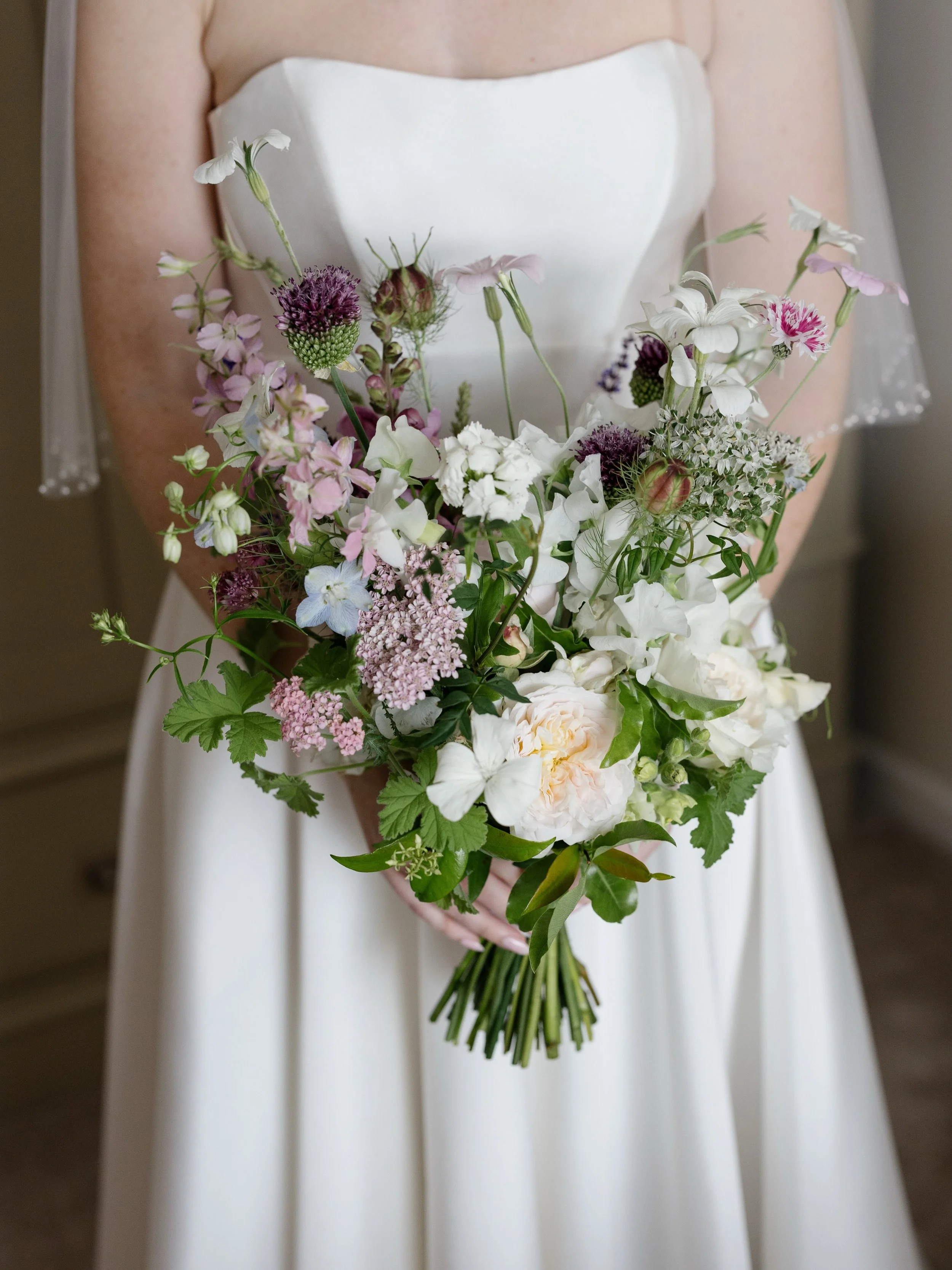 Bouquets of British grown beauty&rsquo;s to brighten up a Wednesday 🤍

&bull;

Photography- @lauraevephotography 
Venue- @ridgefarmsurrey 
Florist- @paperandsprig 
British flowers- @flowerhubgatwick @homesteadflowers.uk @sidnyeflowers