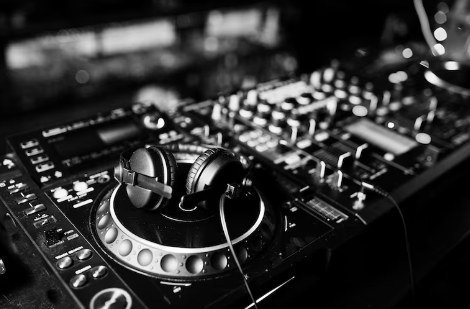 Lola’s huisfeestje - DJ night 21:00 - 00:30