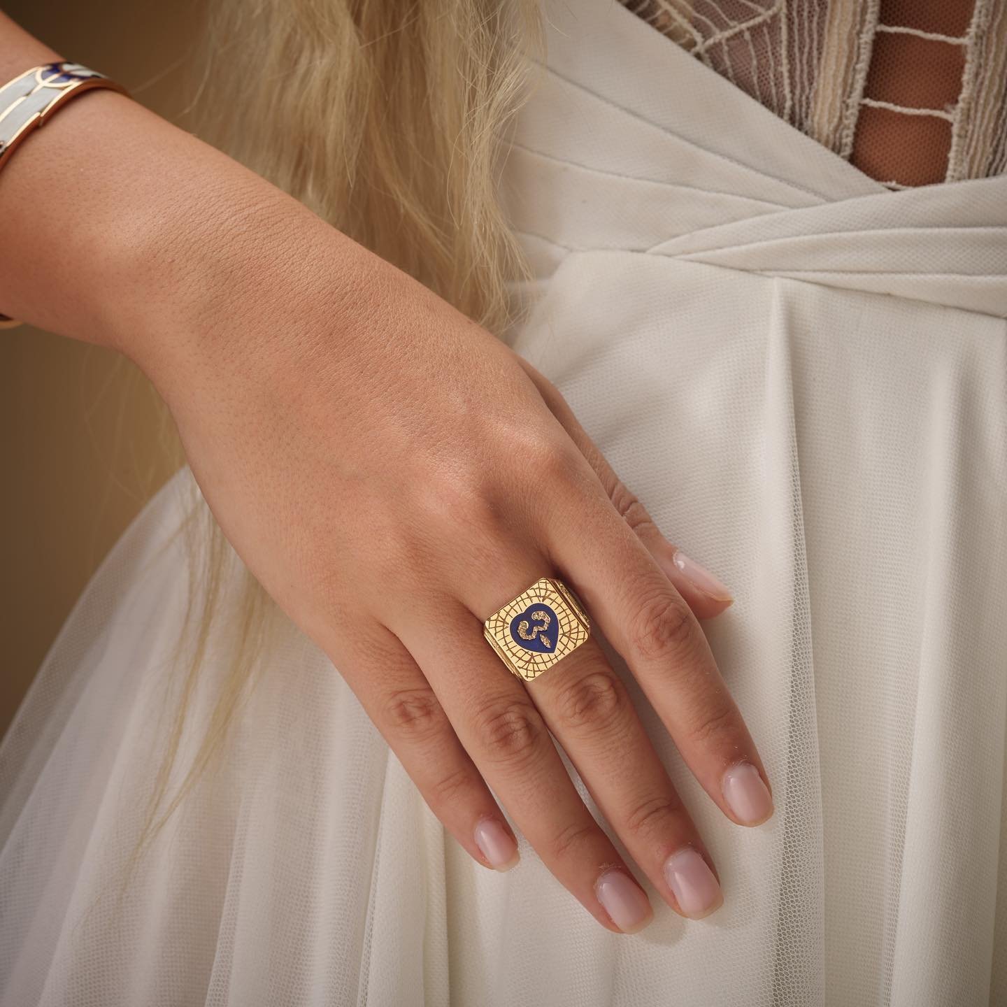 The Mosaic of Love ring 🤍
Handcrafted in 18k gold, including enamel and brown Diamond ✨