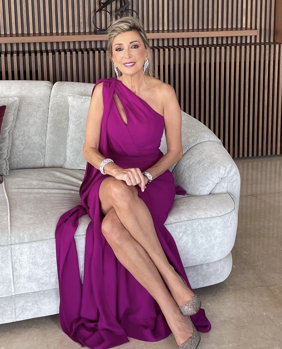 The Diamond Tiara Earrings made with white diamonds was worn by Carmen Hajjar to sparkle the evening event.