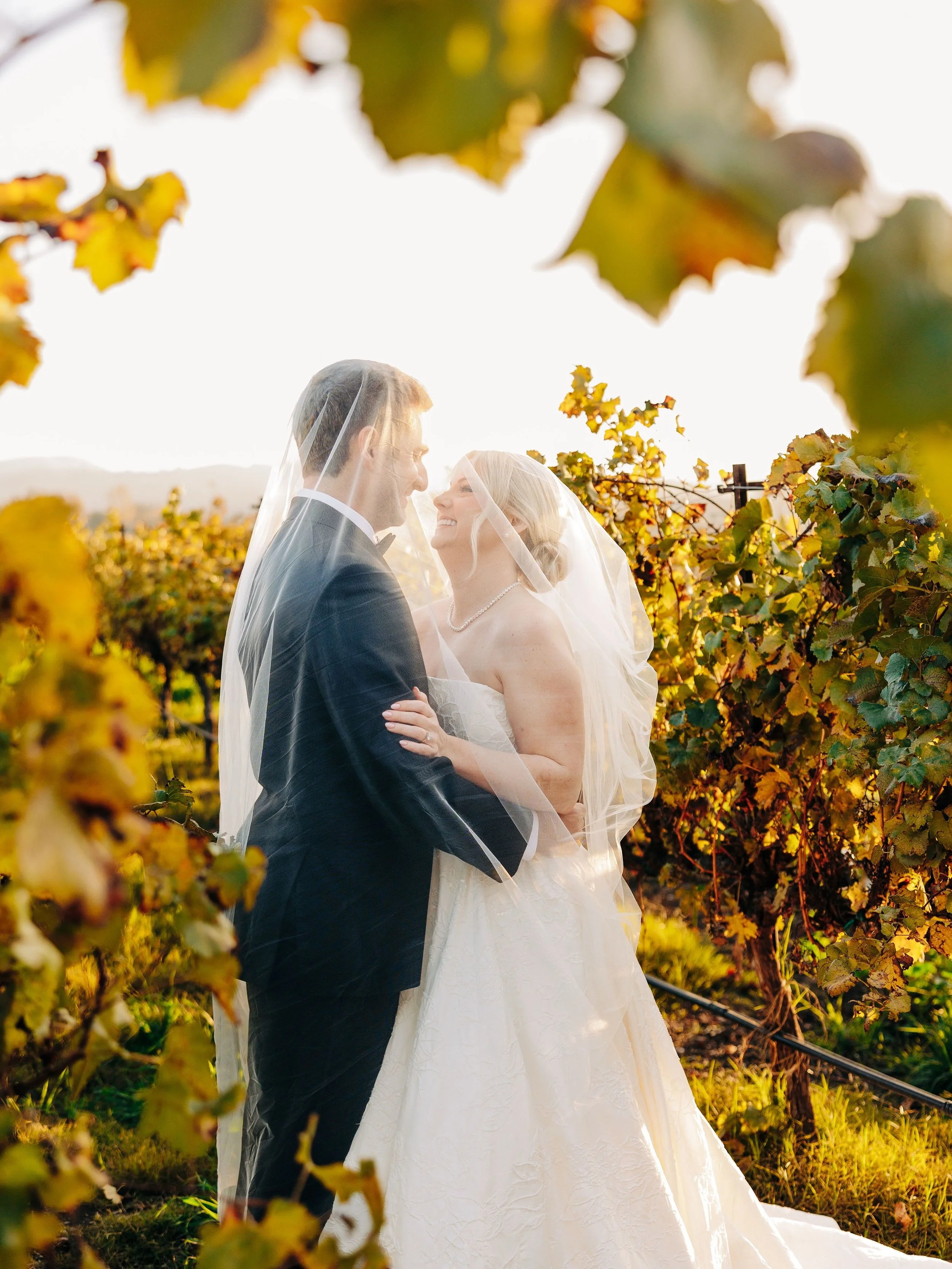 Half a year down and any excuse to post wedding photos 💛🍂☀️😊 @tylardelegeanephoto 

#fallweddings #weddingphotography
