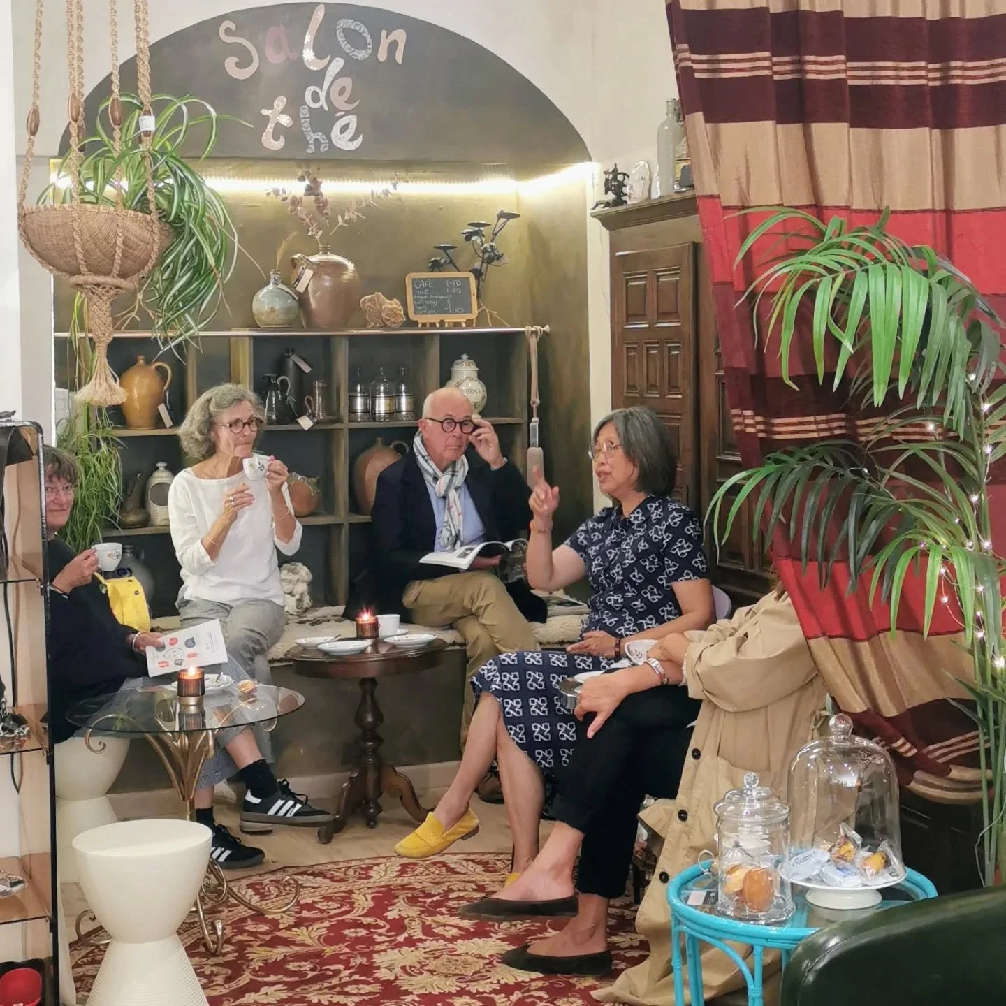 Petit salon de th&eacute; en pleine effervescence cet apr&egrave;s-midi&nbsp;! Quelle ambiance agr&eacute;able&nbsp;! 💞☕
#cafeculture #meetingfriends #takingtime #teatime☕️ #teaandcake
