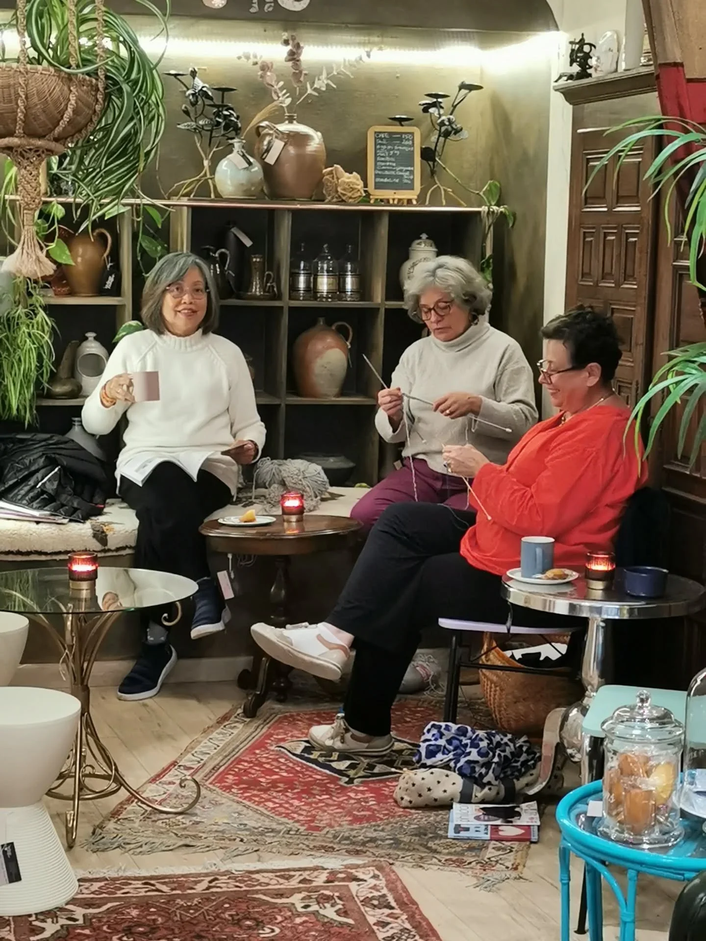 Quel bel apr&egrave;s-midi ! Merci d'&ecirc;tre venues, les filles. &Agrave; la semaine prochaine ! Si &ccedil;a vous int&eacute;resse, rejoignez notre club tricot/crochet : vendredi apr&egrave;s-midi de 15h &agrave; 17h, c'est gratuit ! Maison Habil