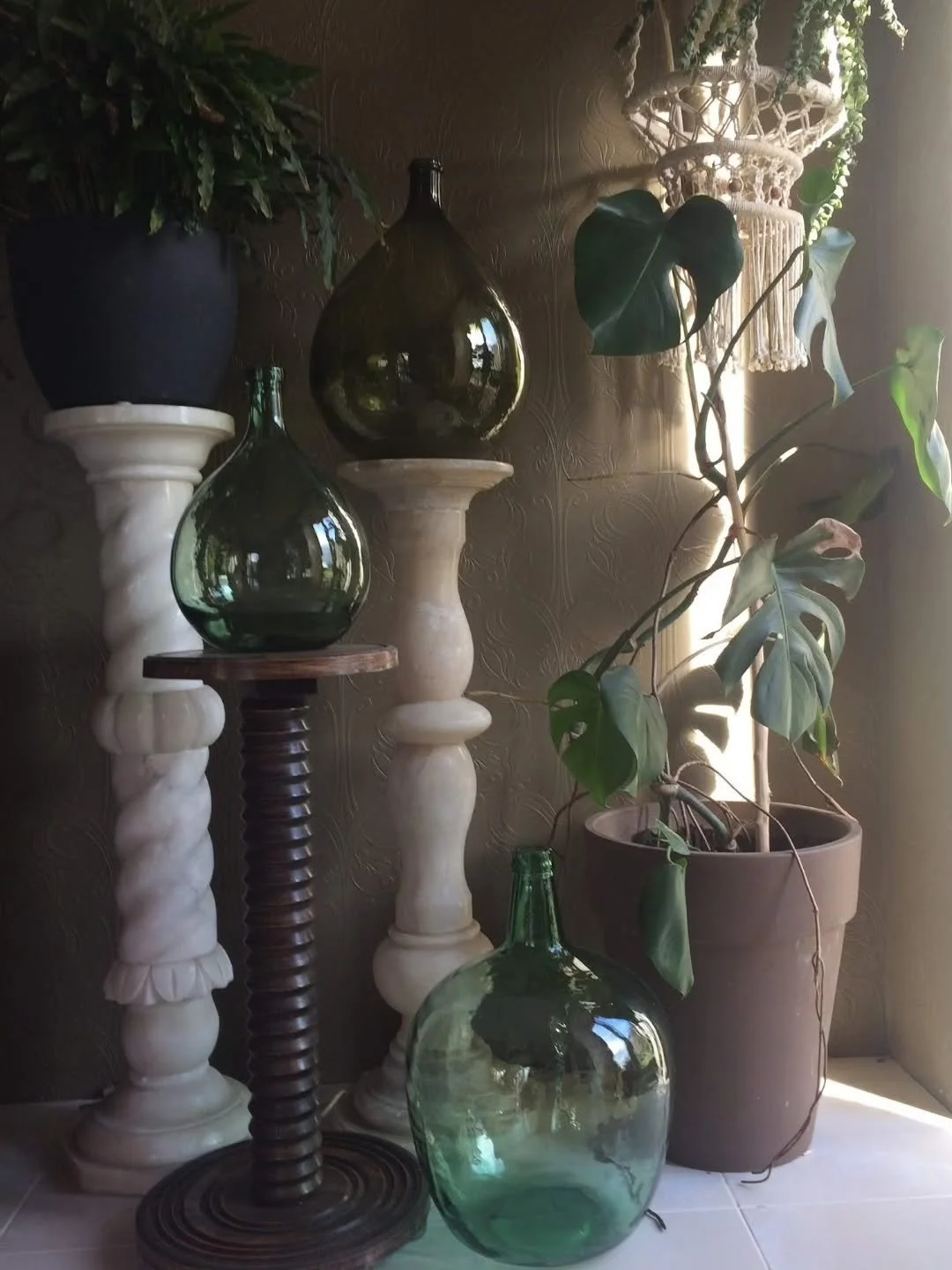 Une magnifique paire de lampes sur pied en alb&acirc;tre des ann&eacute;es 1960. Intemporelles et &eacute;l&eacute;gantes, chaque pi&egrave;ce met en valeur les douces nuances naturelles de l'alb&acirc;tre v&eacute;ritable, diffusant une lumi&egrave;