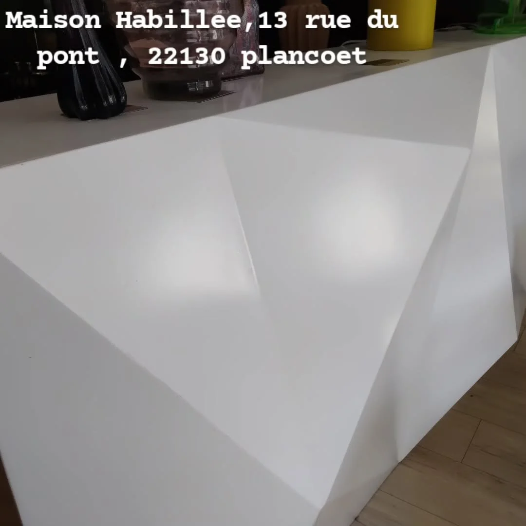 Je feuilletais le magazine Tendances et qu' est- ce que j'ai trouve ? Joly a cree une nouvelle collection de meubles "origami" tout comme la notre ! Seules deux differences : la notre est de style post- moderne vintage des annees 1990, et 2