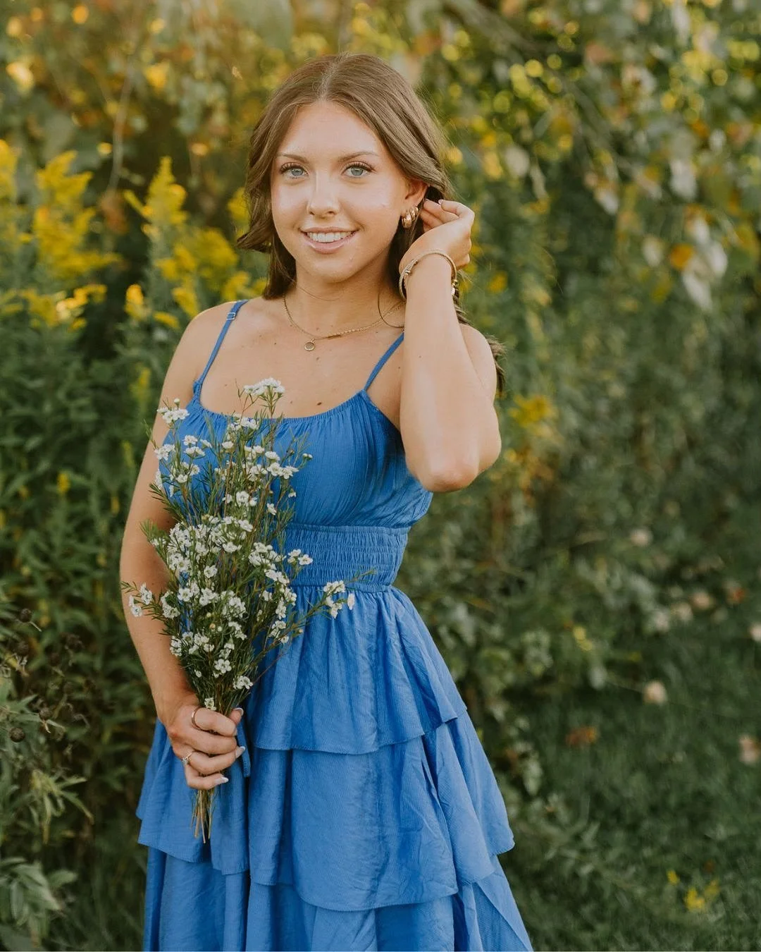The best senior photos aren&rsquo;t just pretty&mdash;they&rsquo;re meaningful. Addy&rsquo;s Granger session was full of simple touches that make her pictures unforgettable:
🌼 A sentimental location. Yellow wildflowers remind her of her grandma and 