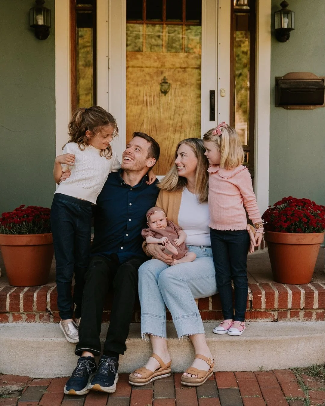 ✨Front Porch Minis in the sweetest South Bend neighborhood✨

I loved visiting this beautiful old home&mdash;it gave me major flashbacks to our early married days. We used to hop on our bikes in River Park and take the trails past Notre Dame, winding 