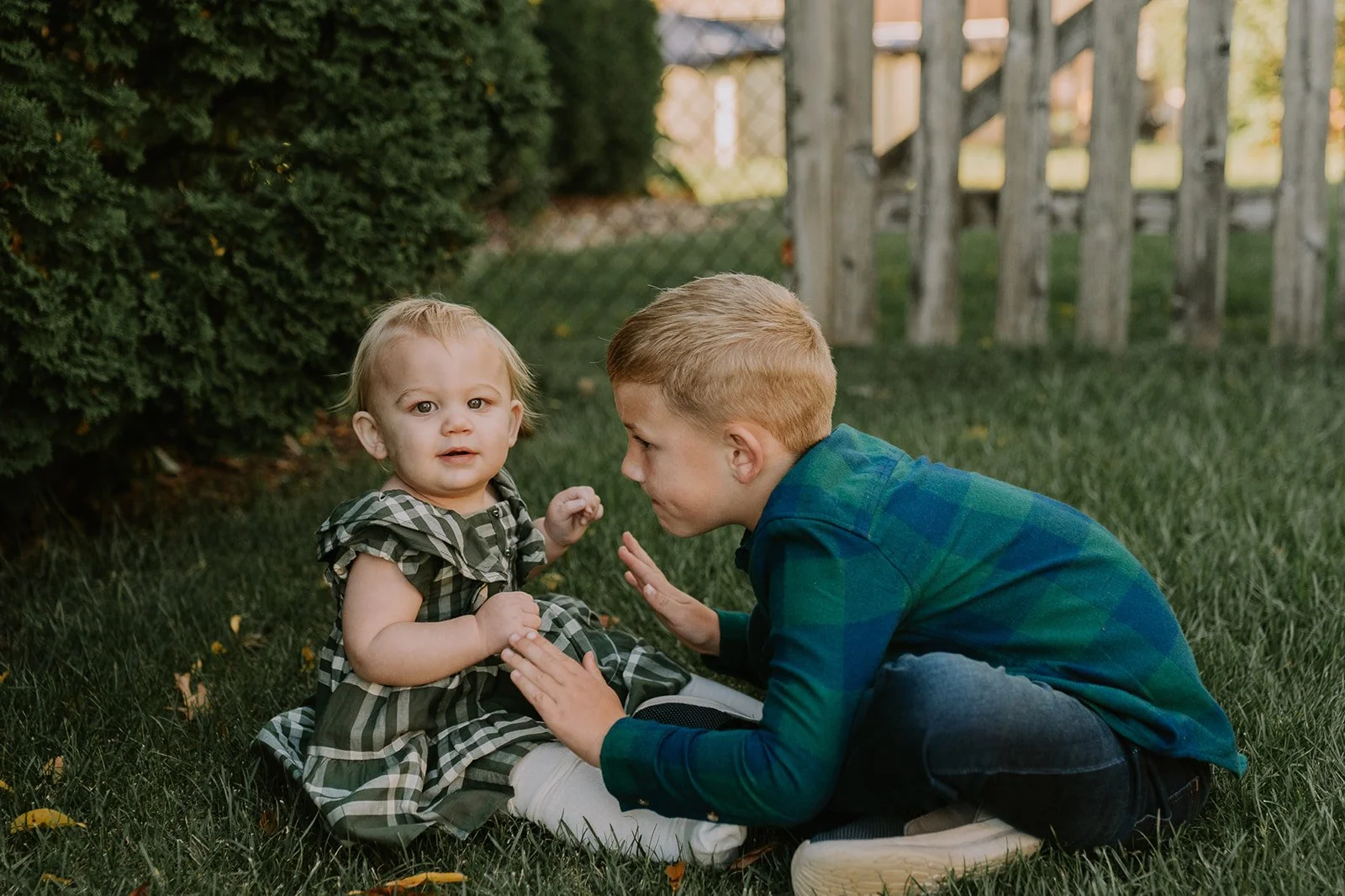 Sibling Kiss in the Backyard | Lifestyle Family Photography