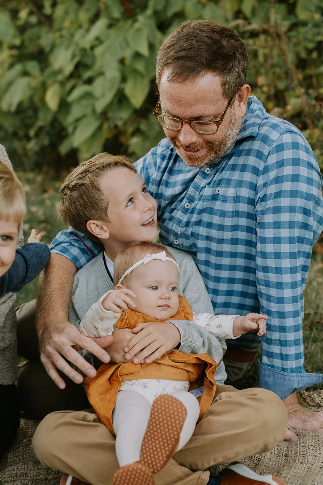 Dad Cuddling the Kids | Meadows Edge Fall Mini Session
