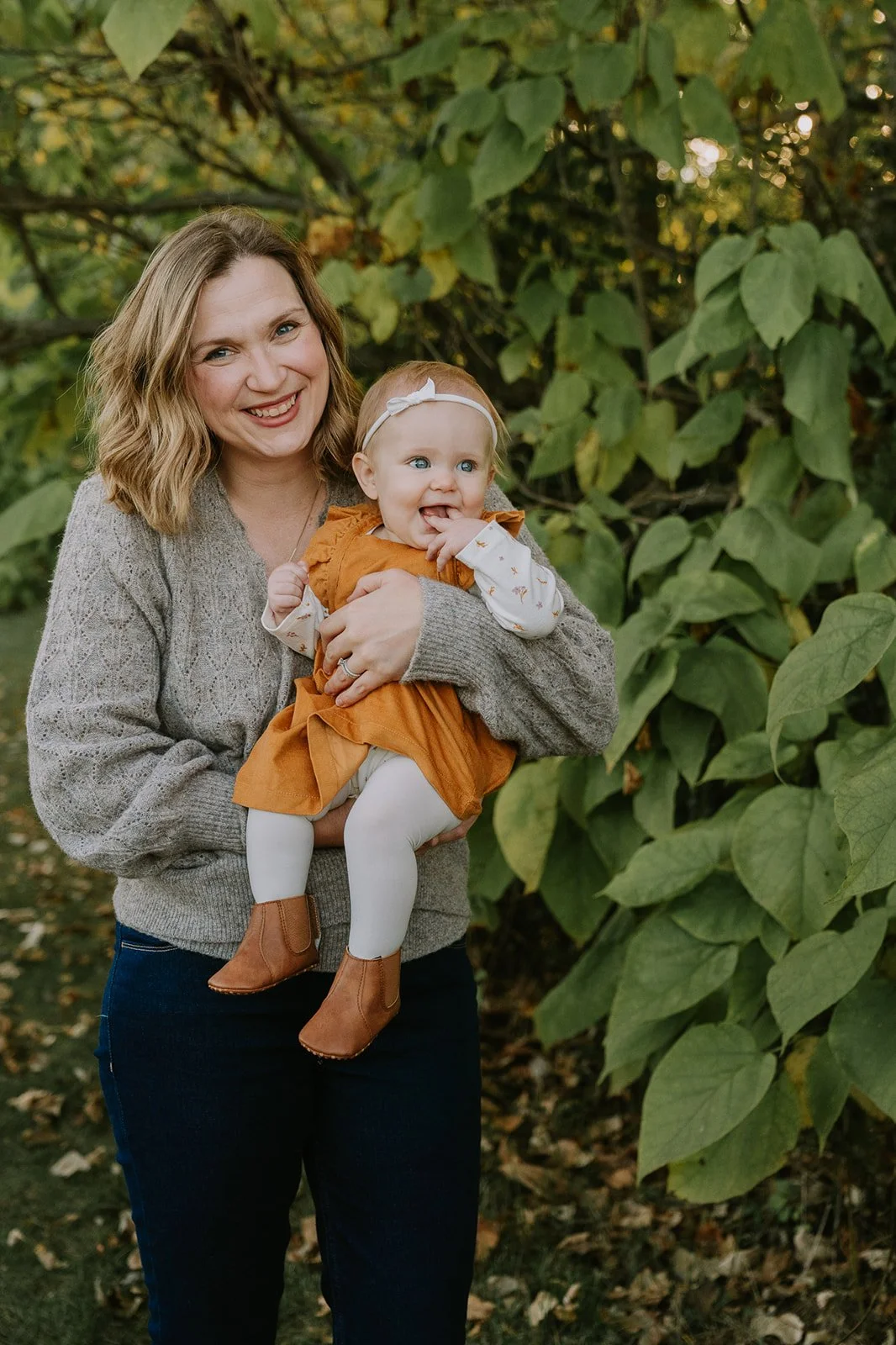 Mom and Baby at Meadows Edge | Lifestyle Family Photography Indiana