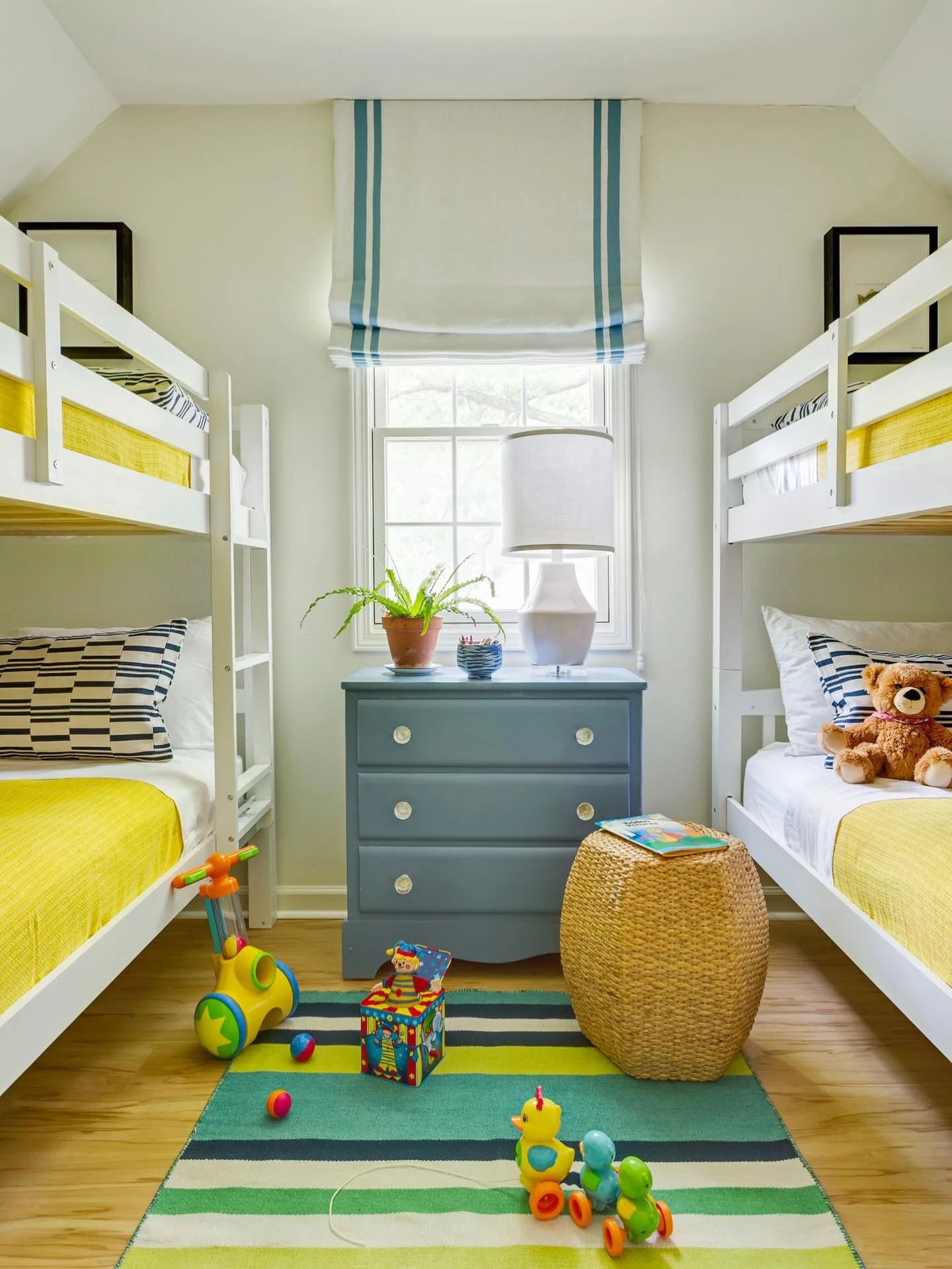 Time to head to the water for the 4th🇺🇸
This bunk room is ready for a pile of kiddos!

📸: @rettpeek